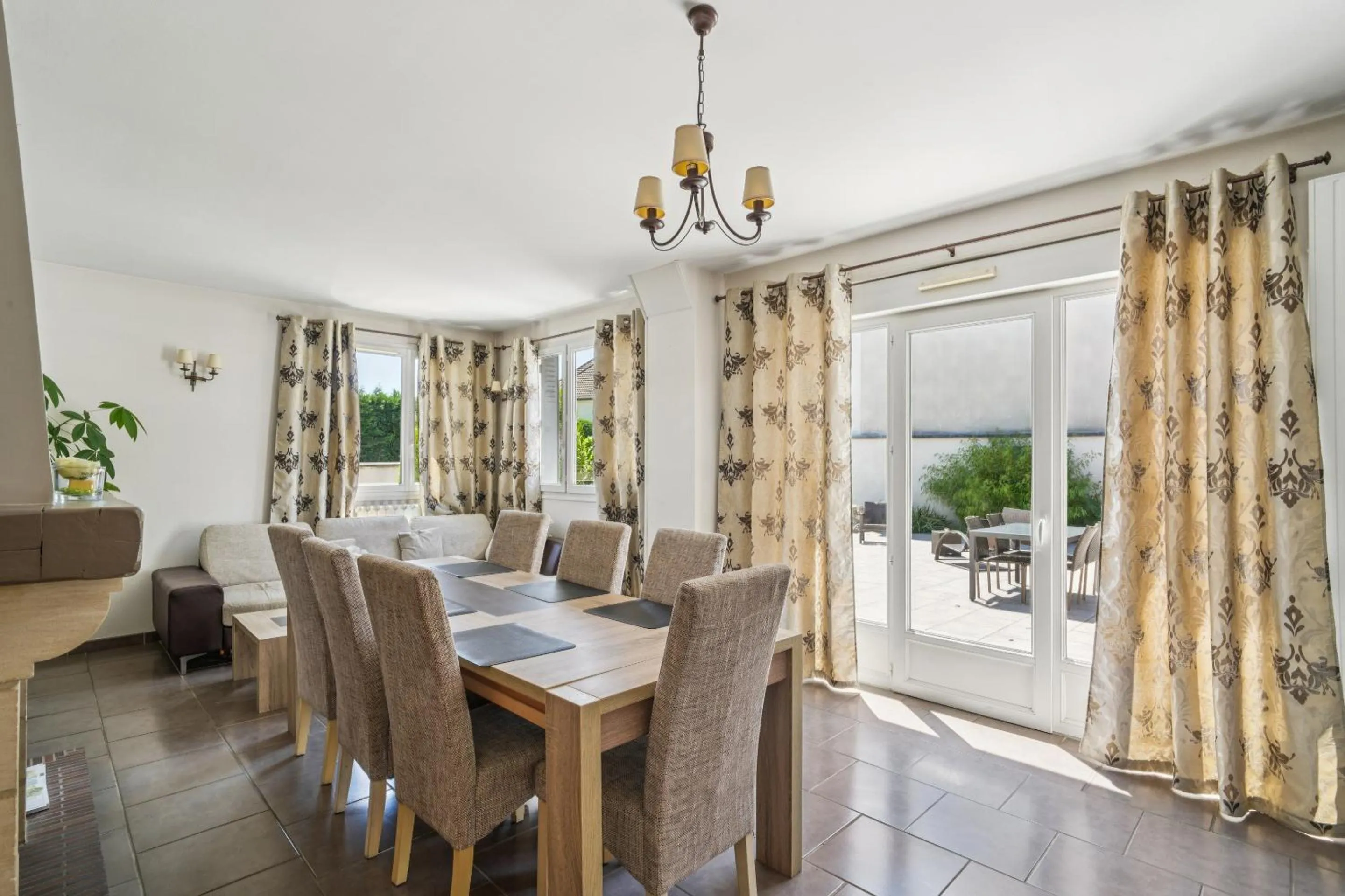 Dining area in Roissy Chambres