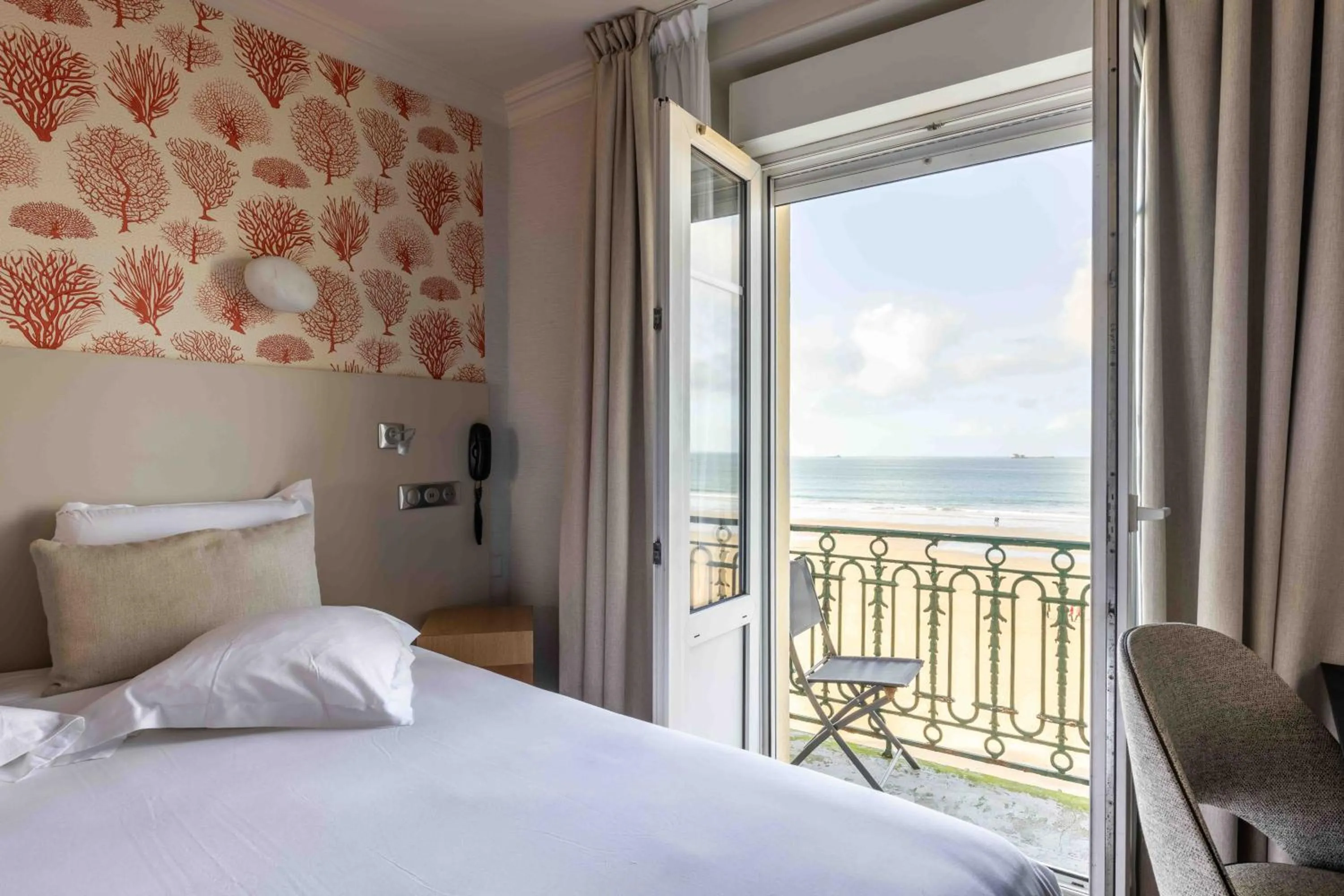 Photo of the whole room, Bed in Hotel Kyriad Saint Malo Centre Plage