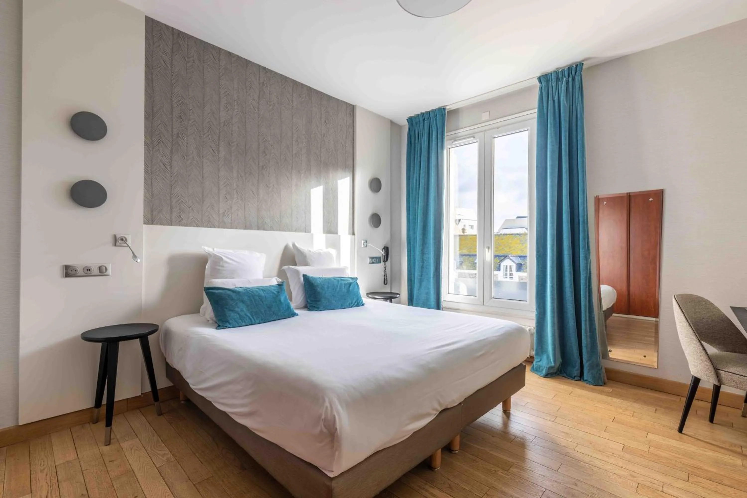 Photo of the whole room, Bed in Hotel Kyriad Saint Malo Centre Plage