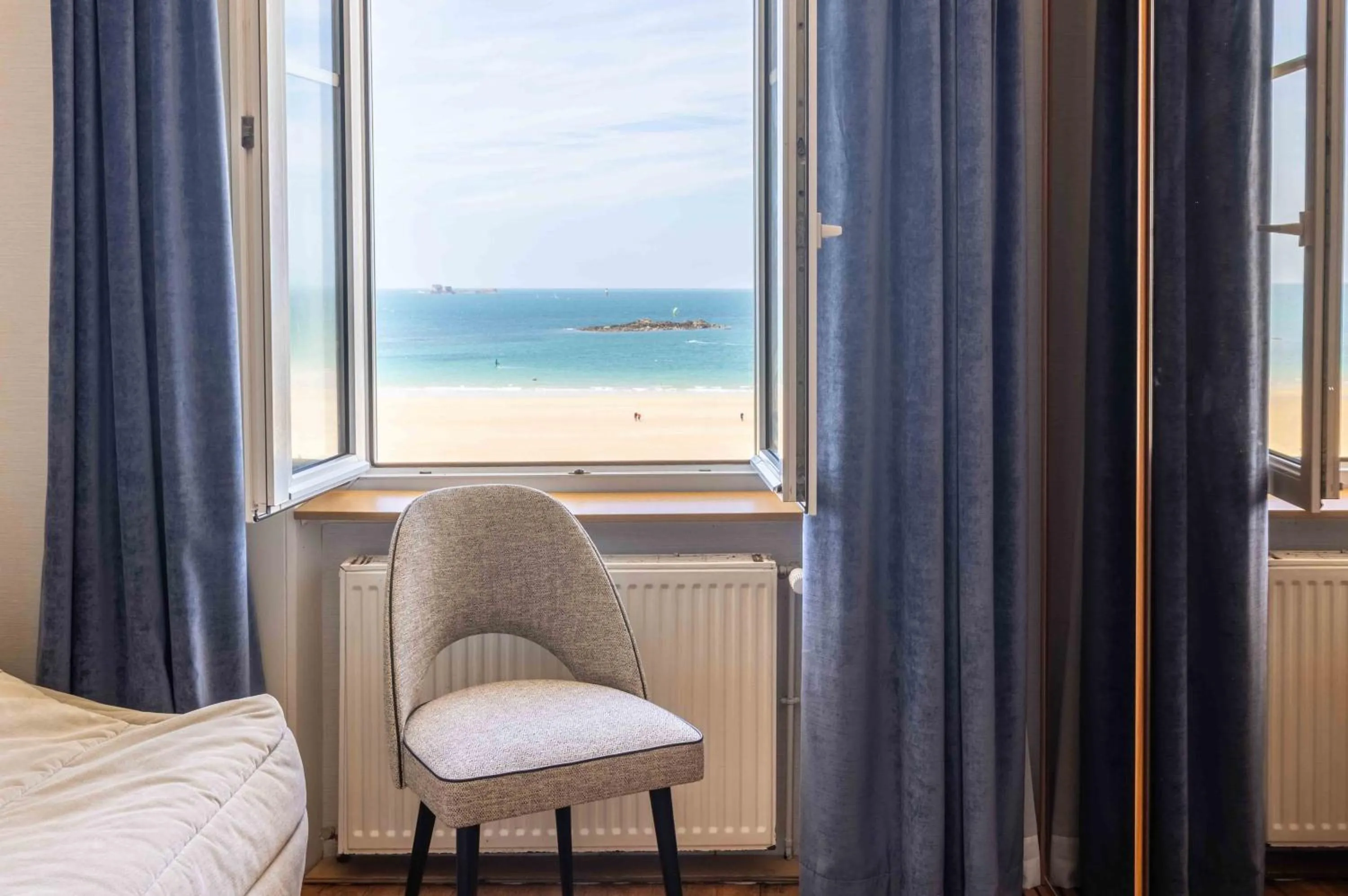 View (from property/room), Bed in Hotel Kyriad Saint Malo Centre Plage