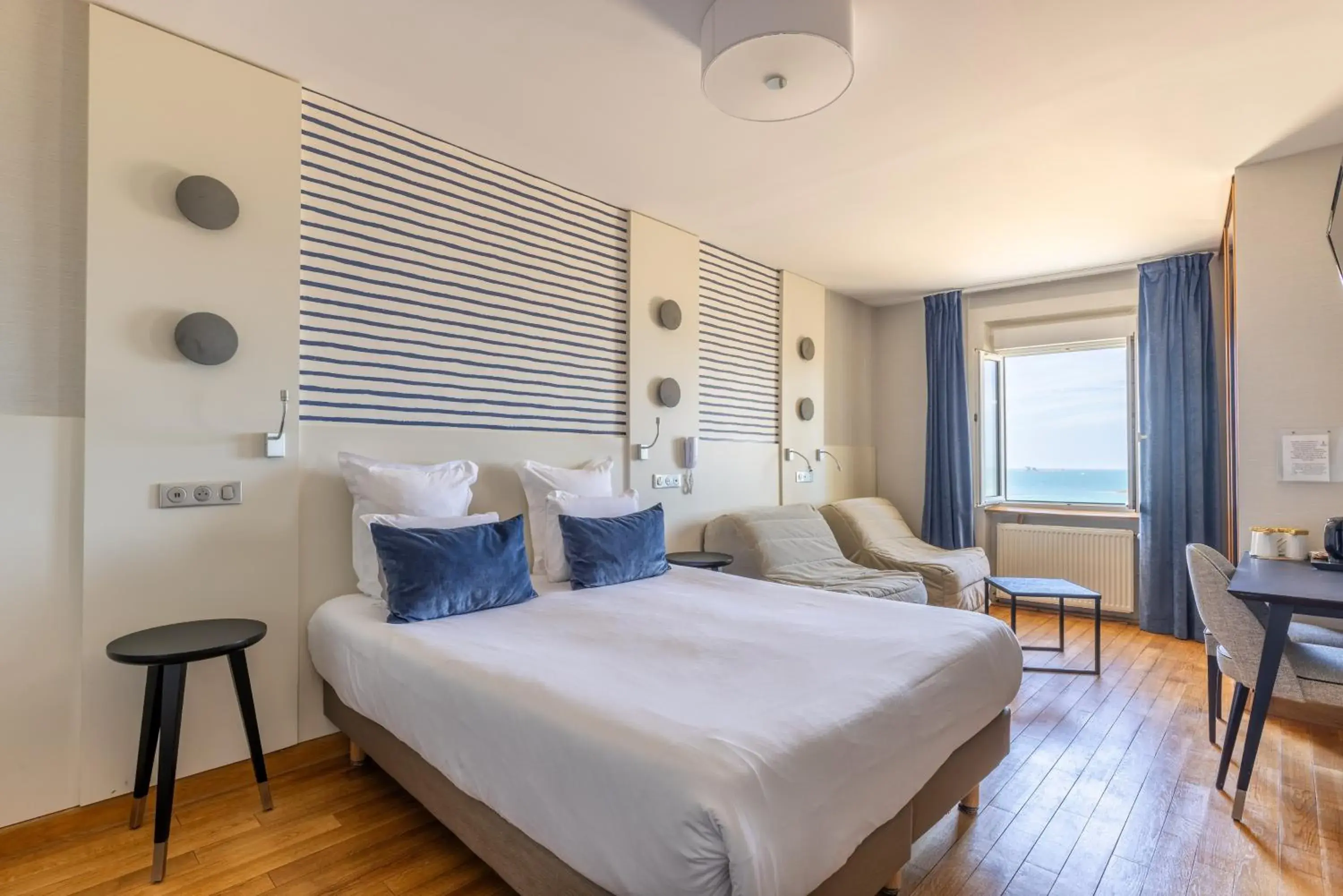 Quadruple Room with Sea View in Hotel Kyriad Saint Malo Centre Plage Quadruple Room with Sea View in Hotel Kyriad Saint Malo Centre Plage