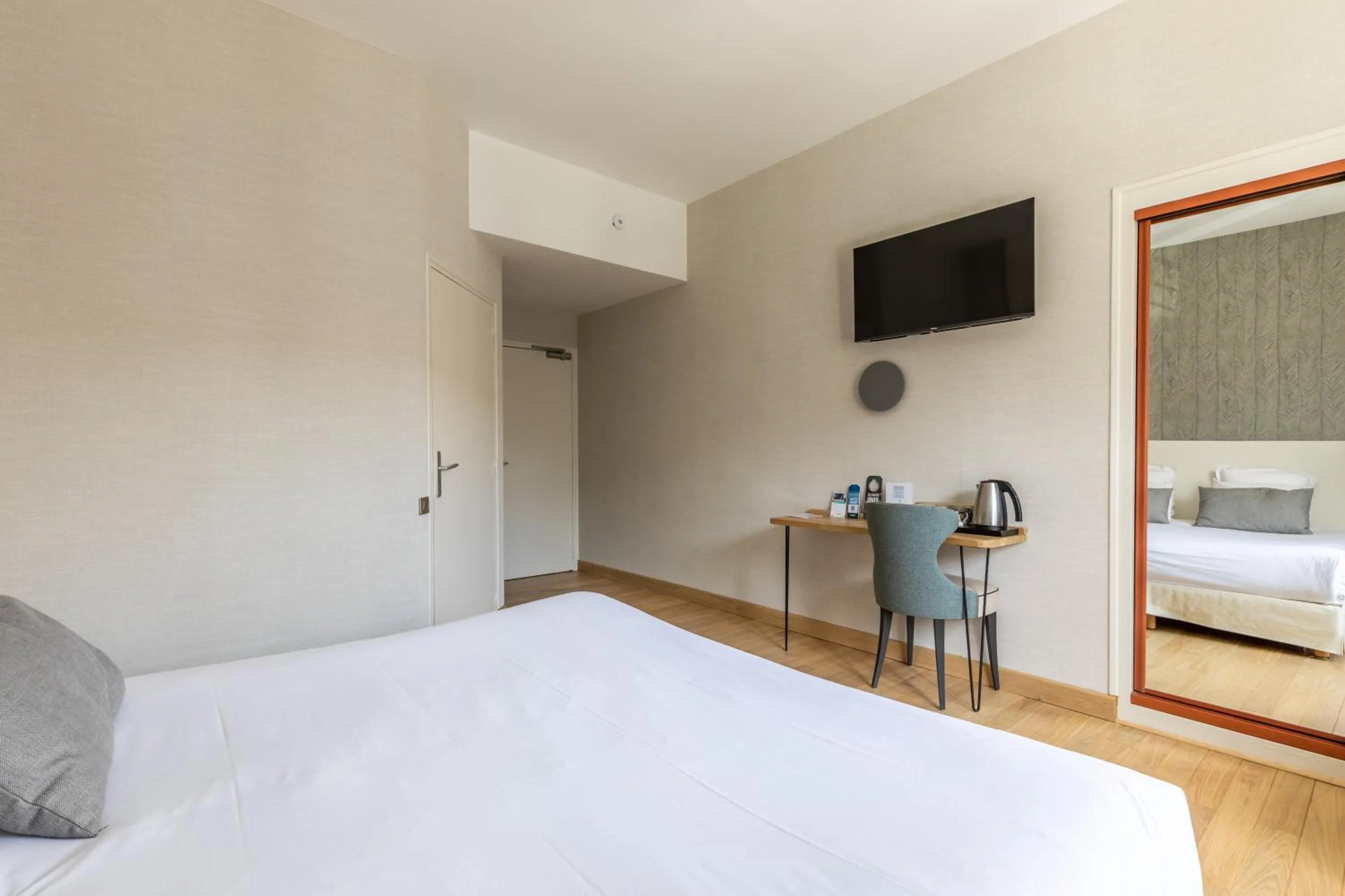 Bed in Hotel Kyriad Saint Malo Centre Plage