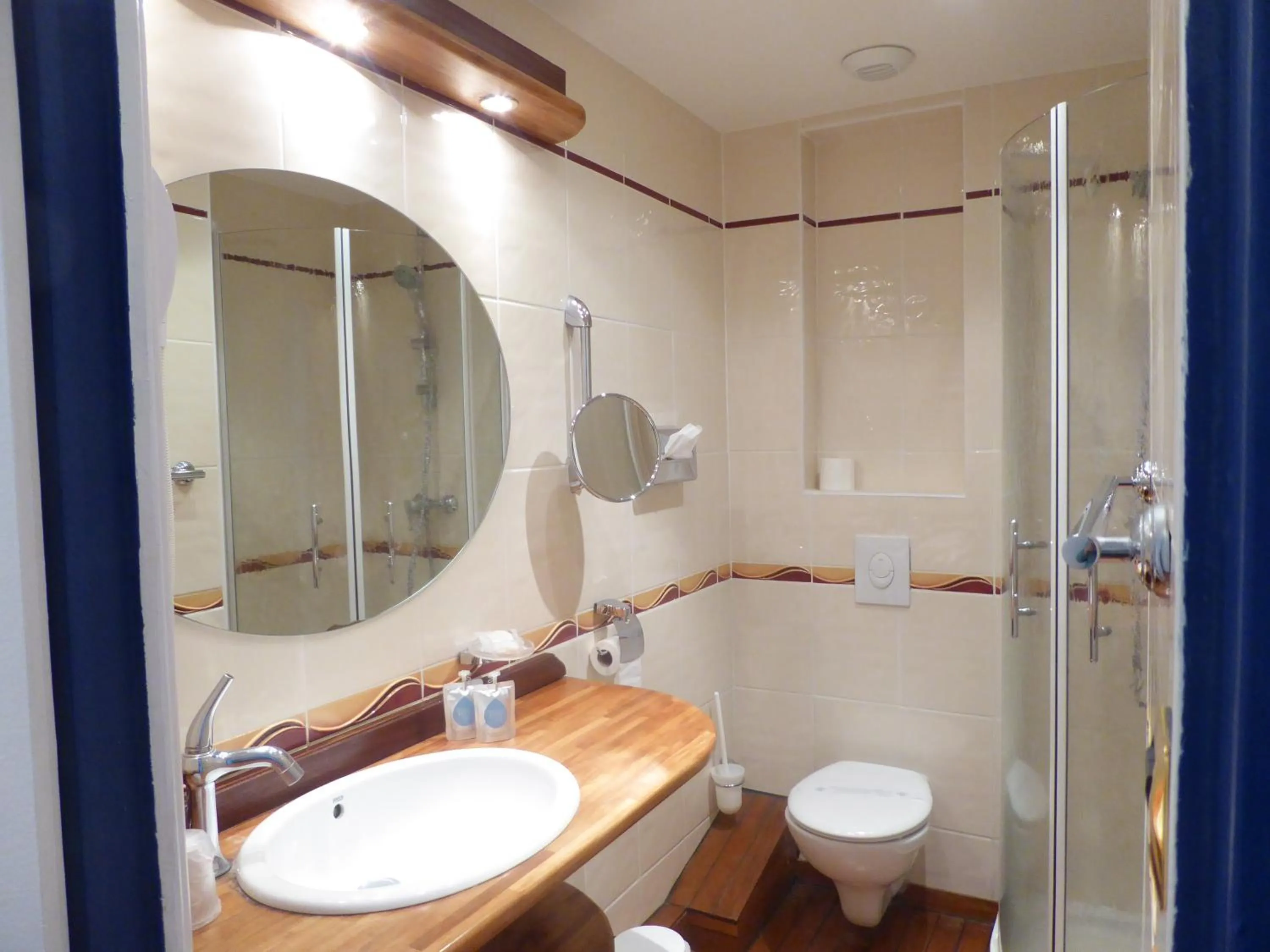 Shower in Hotel Kyriad Saint Malo Centre Plage