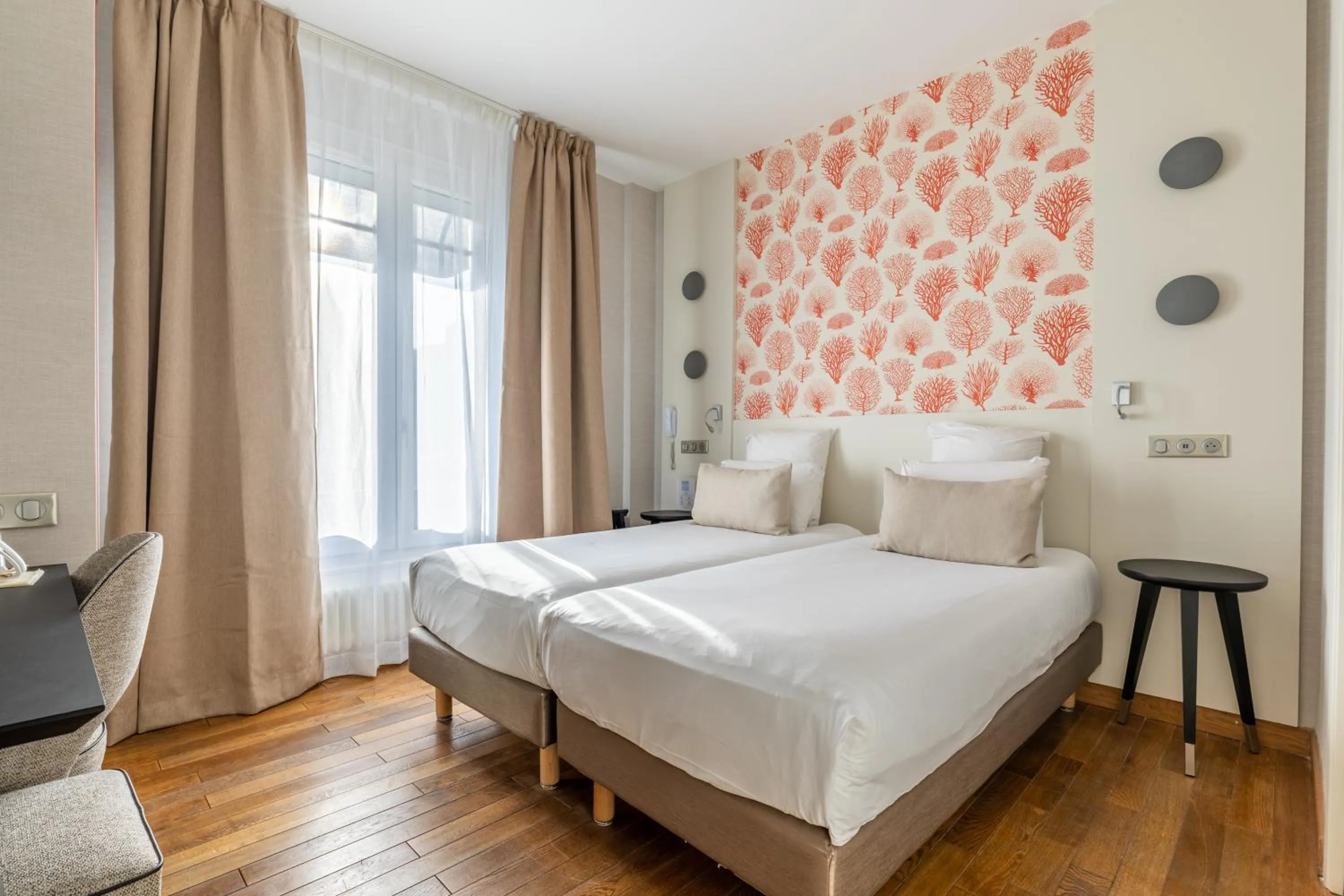 Photo of the whole room, Bed in Hotel Kyriad Saint Malo Centre Plage