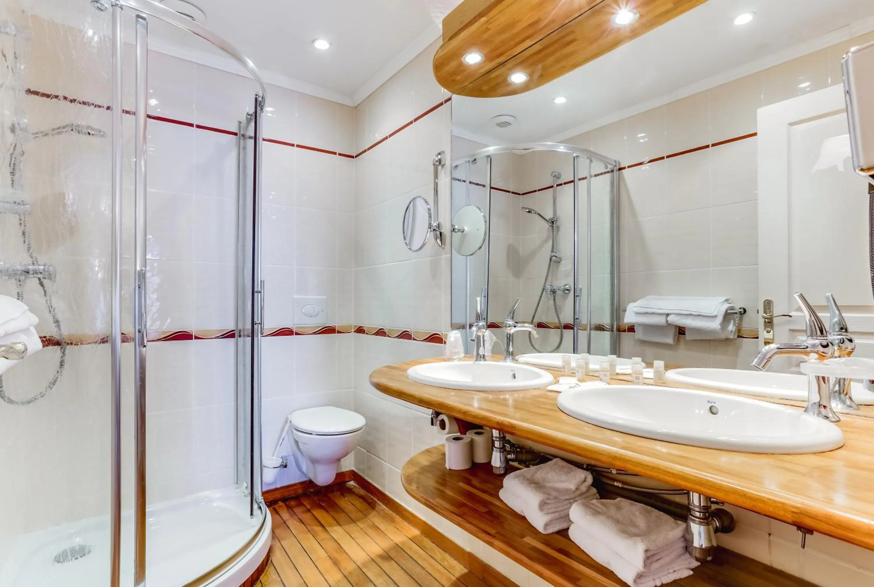 Shower in Hotel Kyriad Saint Malo Centre Plage