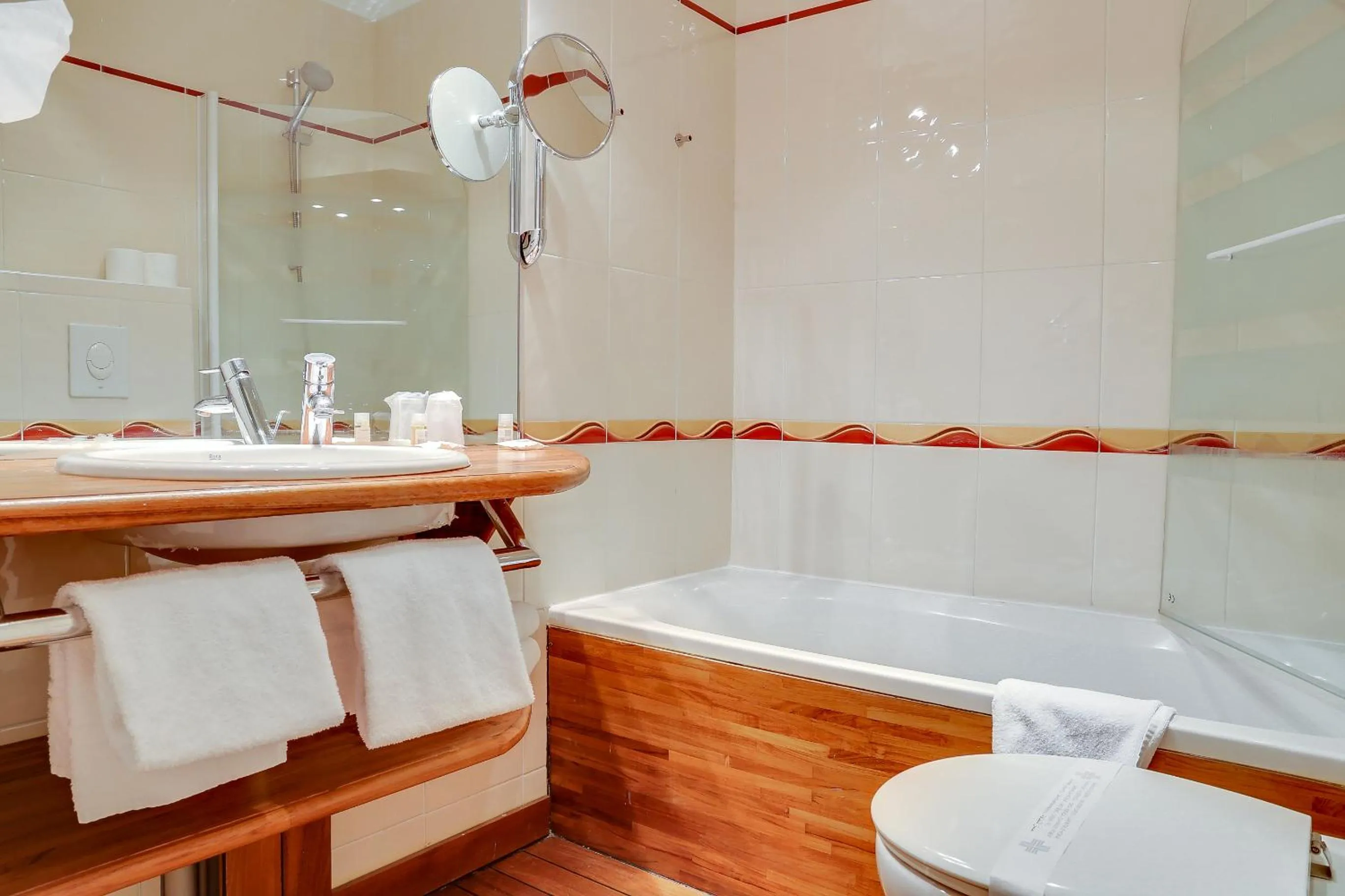 Bathroom in Hotel Kyriad Saint Malo Centre Plage