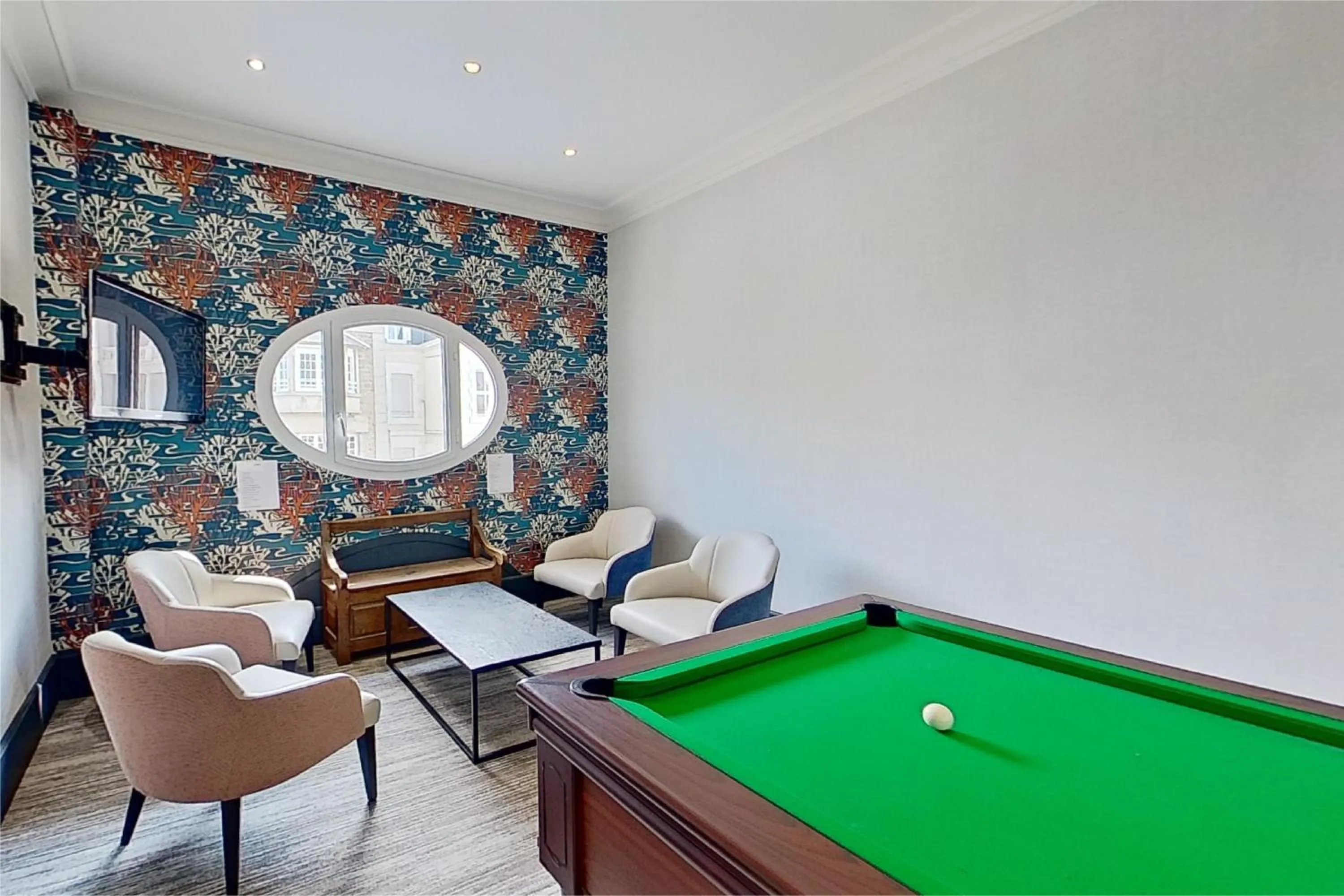Billiard in Hotel Kyriad Saint Malo Centre Plage