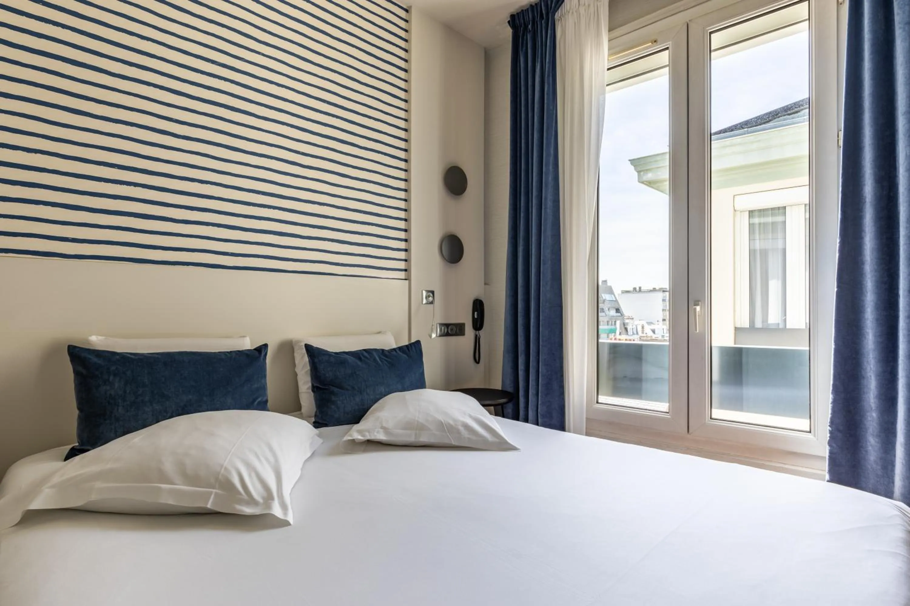 Bed in Hotel Kyriad Saint Malo Centre Plage