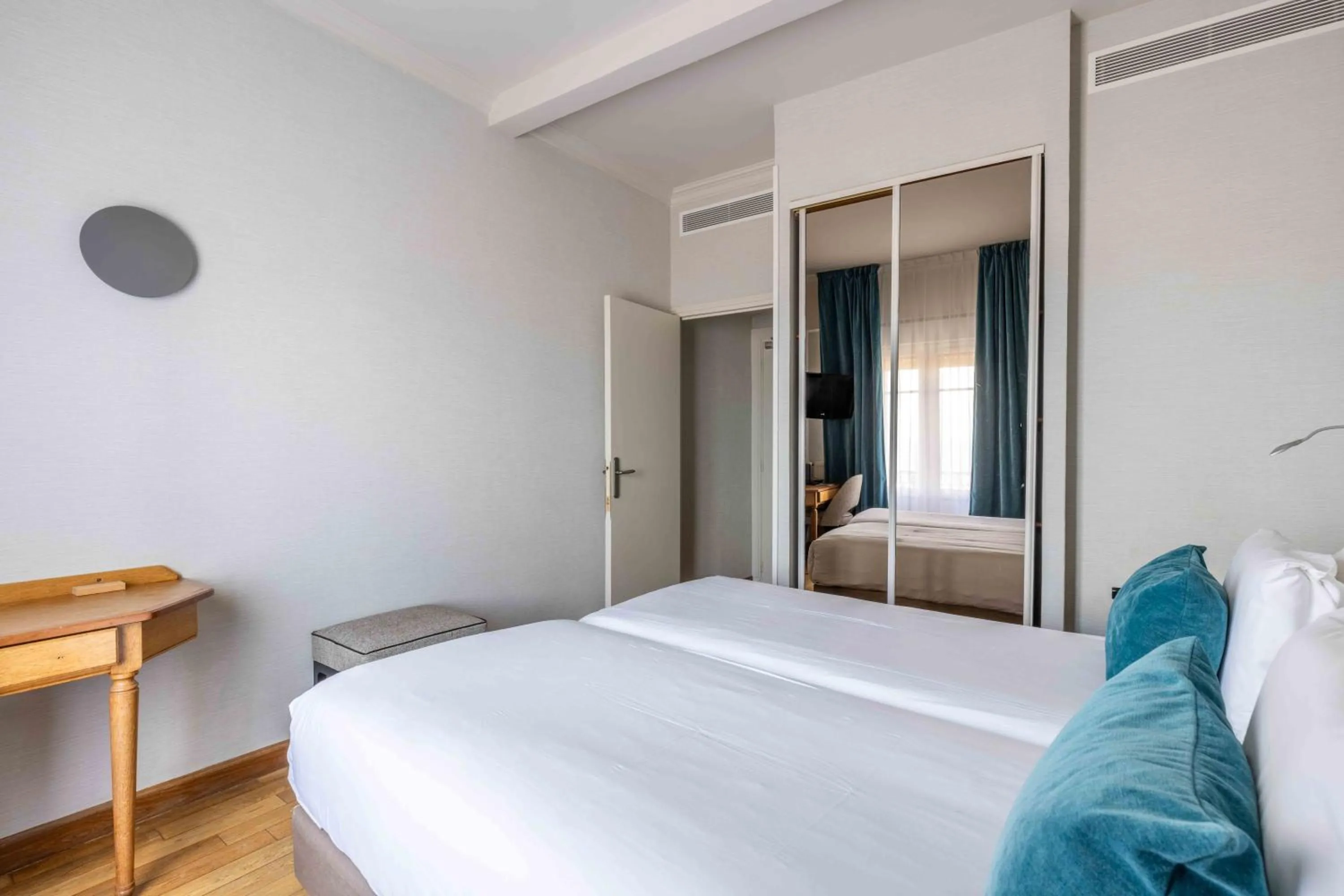 Photo of the whole room, Bed in Hotel Kyriad Saint Malo Centre Plage