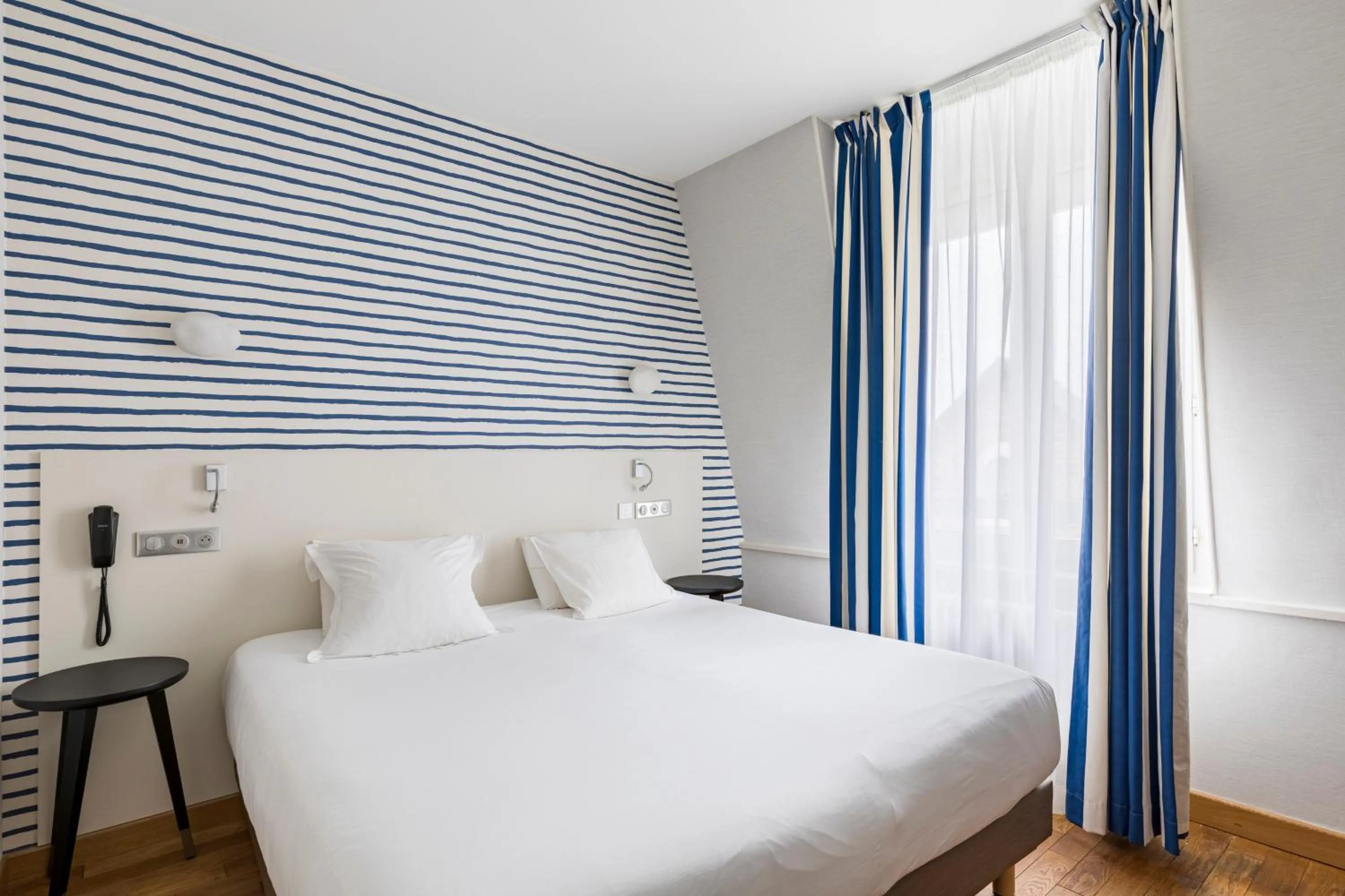 Photo of the whole room, Bed in Hotel Kyriad Saint Malo Centre Plage