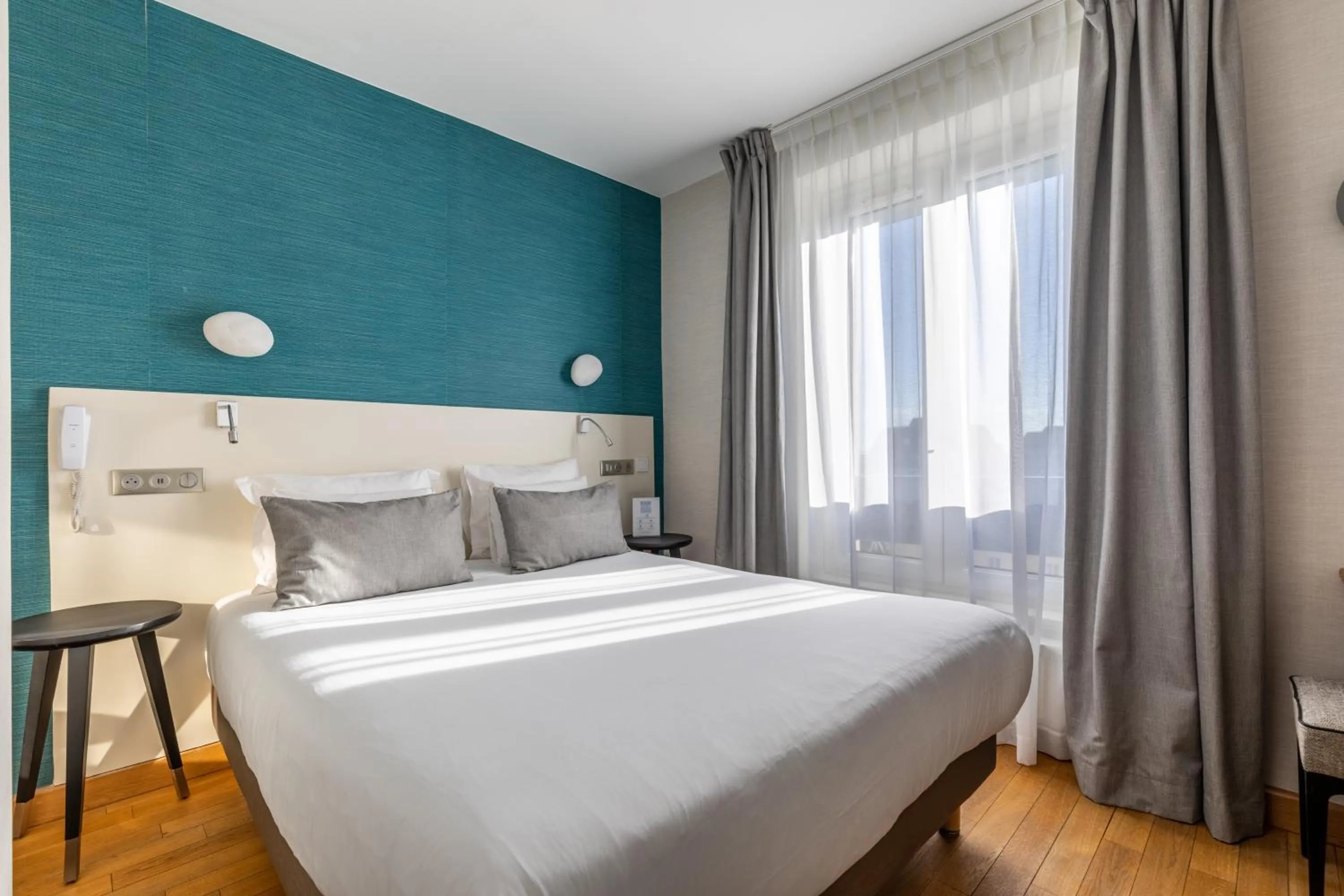 Photo of the whole room, Bed in Hotel Kyriad Saint Malo Centre Plage