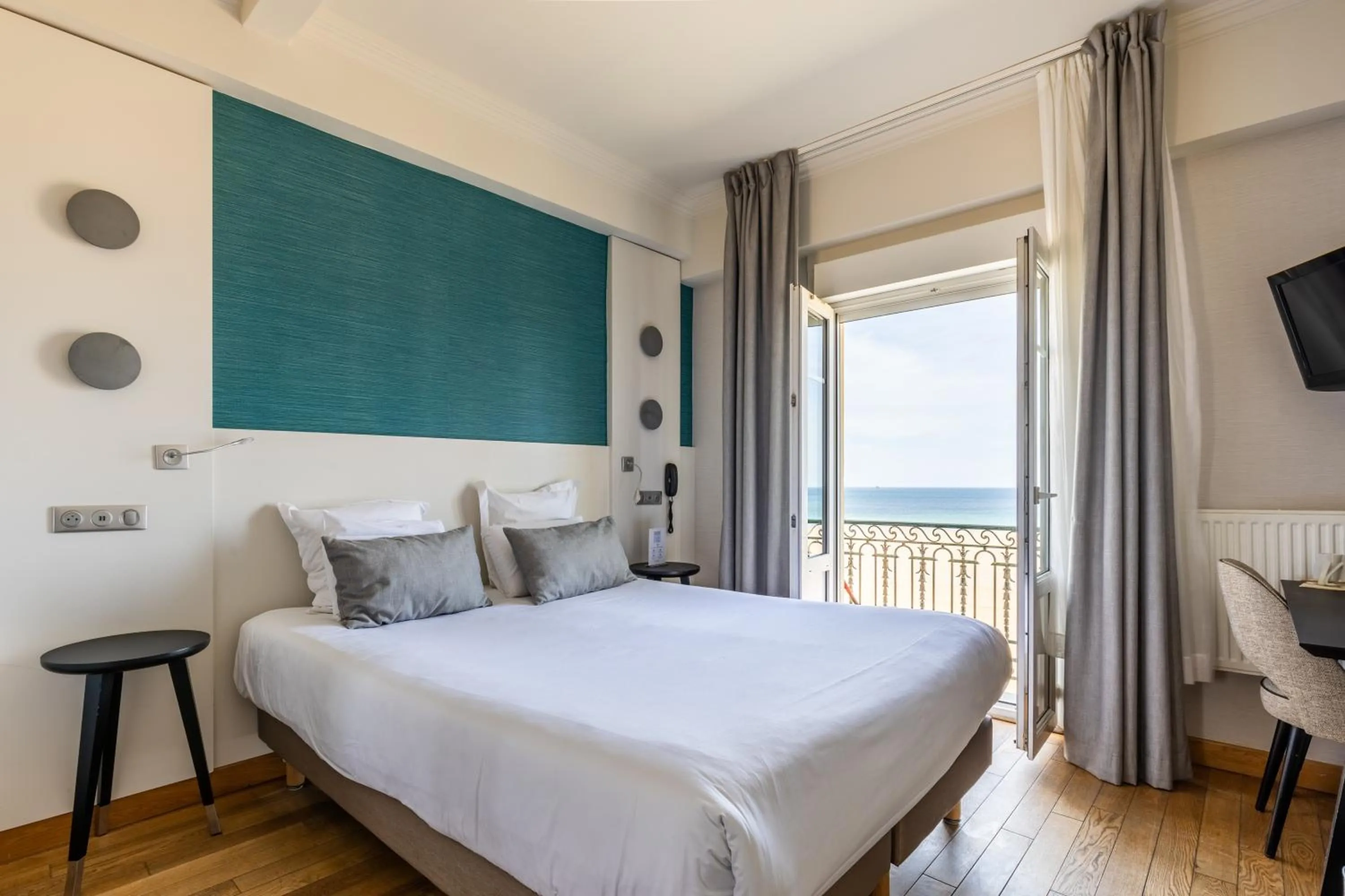 Photo of the whole room, Bed in Hotel Kyriad Saint Malo Centre Plage