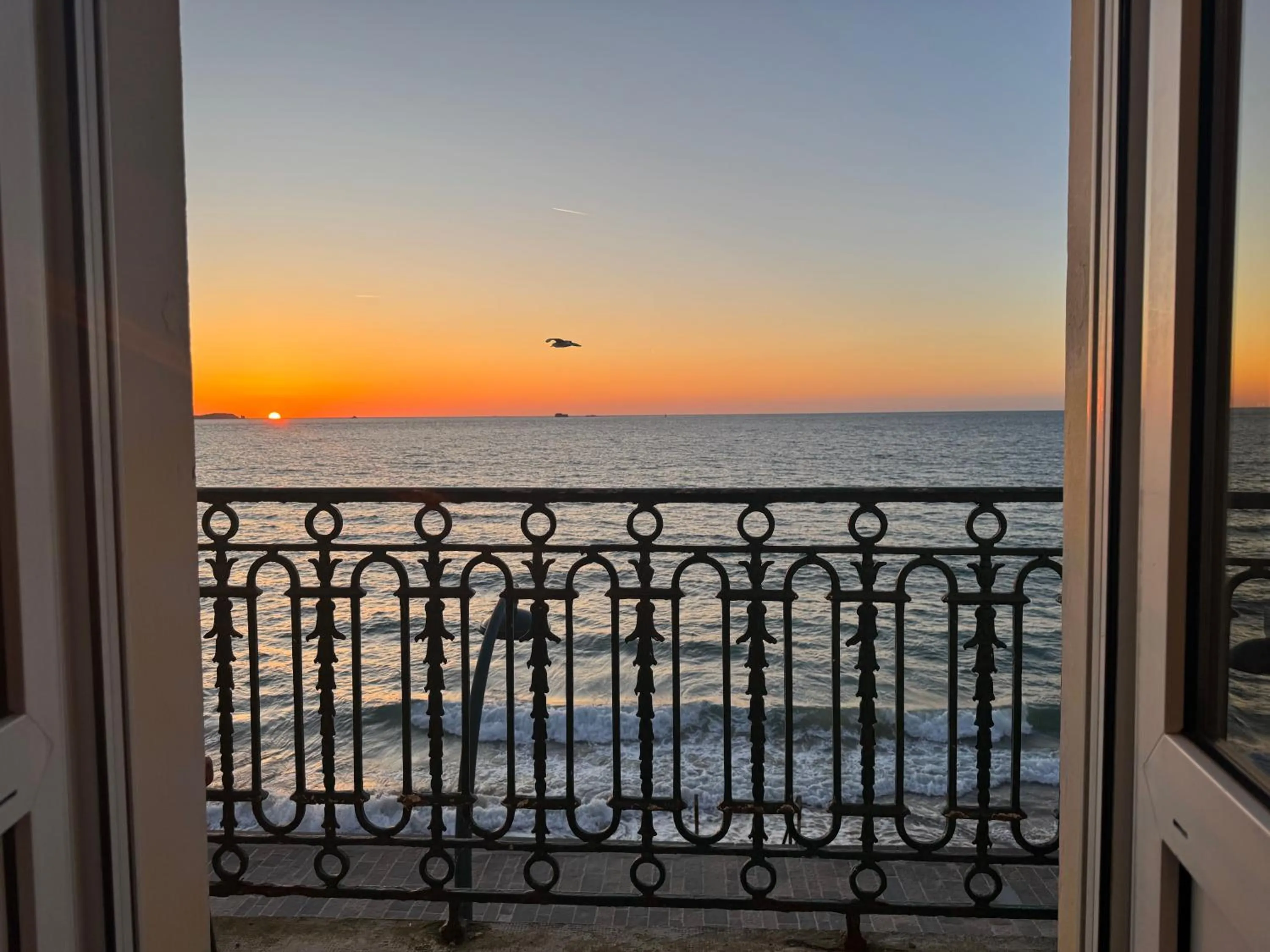 Photo of the whole room in Hotel Kyriad Saint Malo Centre Plage
