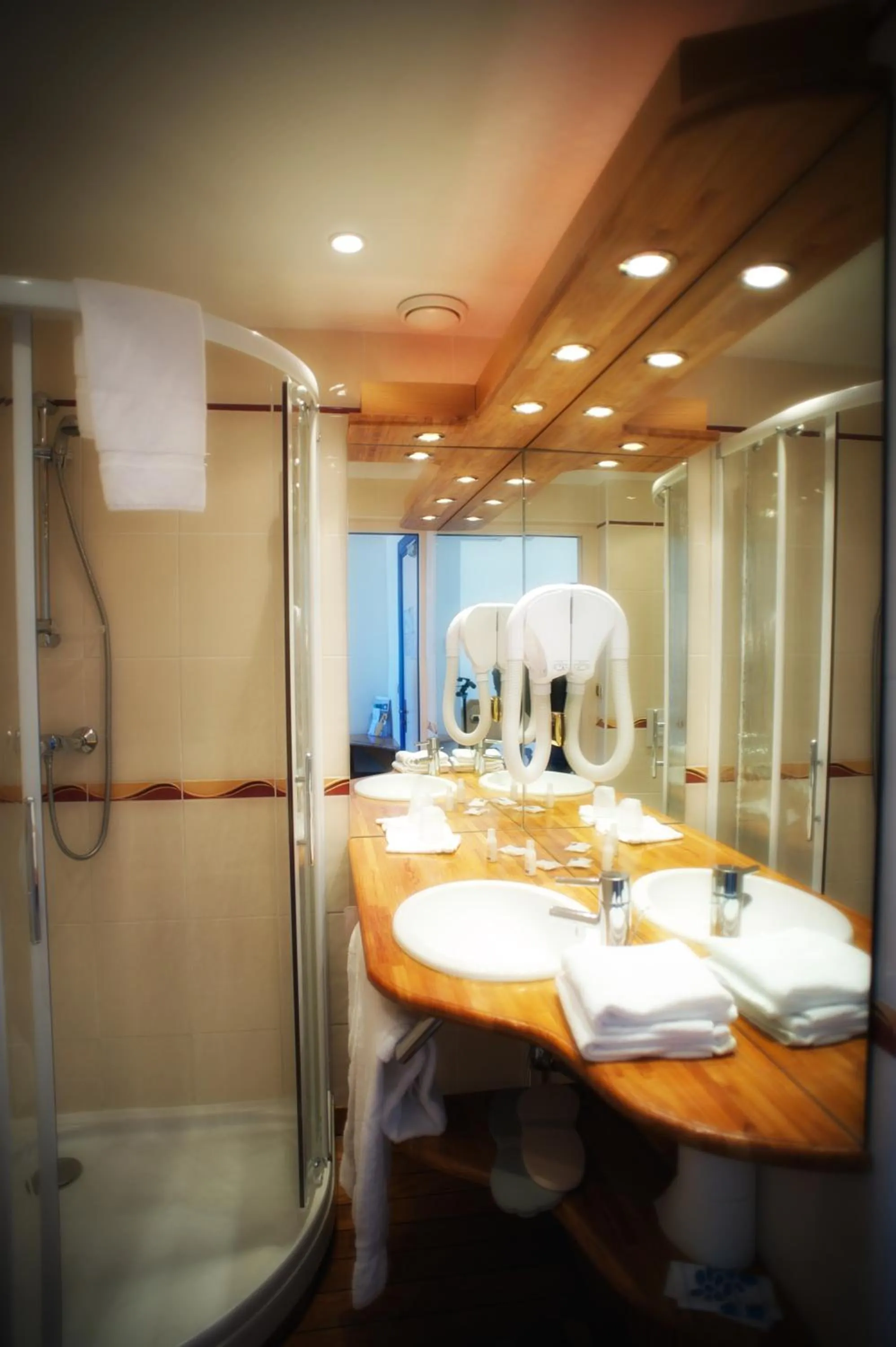 Shower in Hotel Kyriad Saint Malo Centre Plage