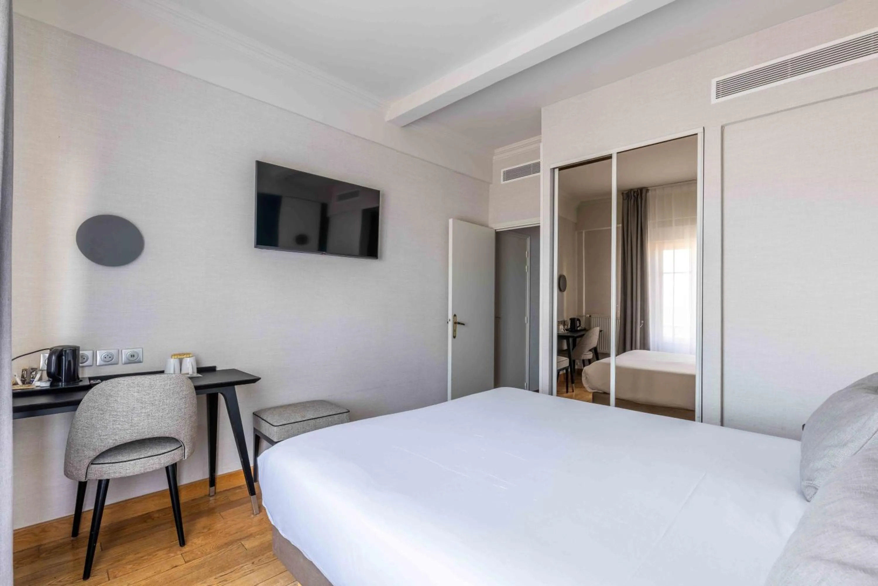 Photo of the whole room, Bed in Hotel Kyriad Saint Malo Centre Plage