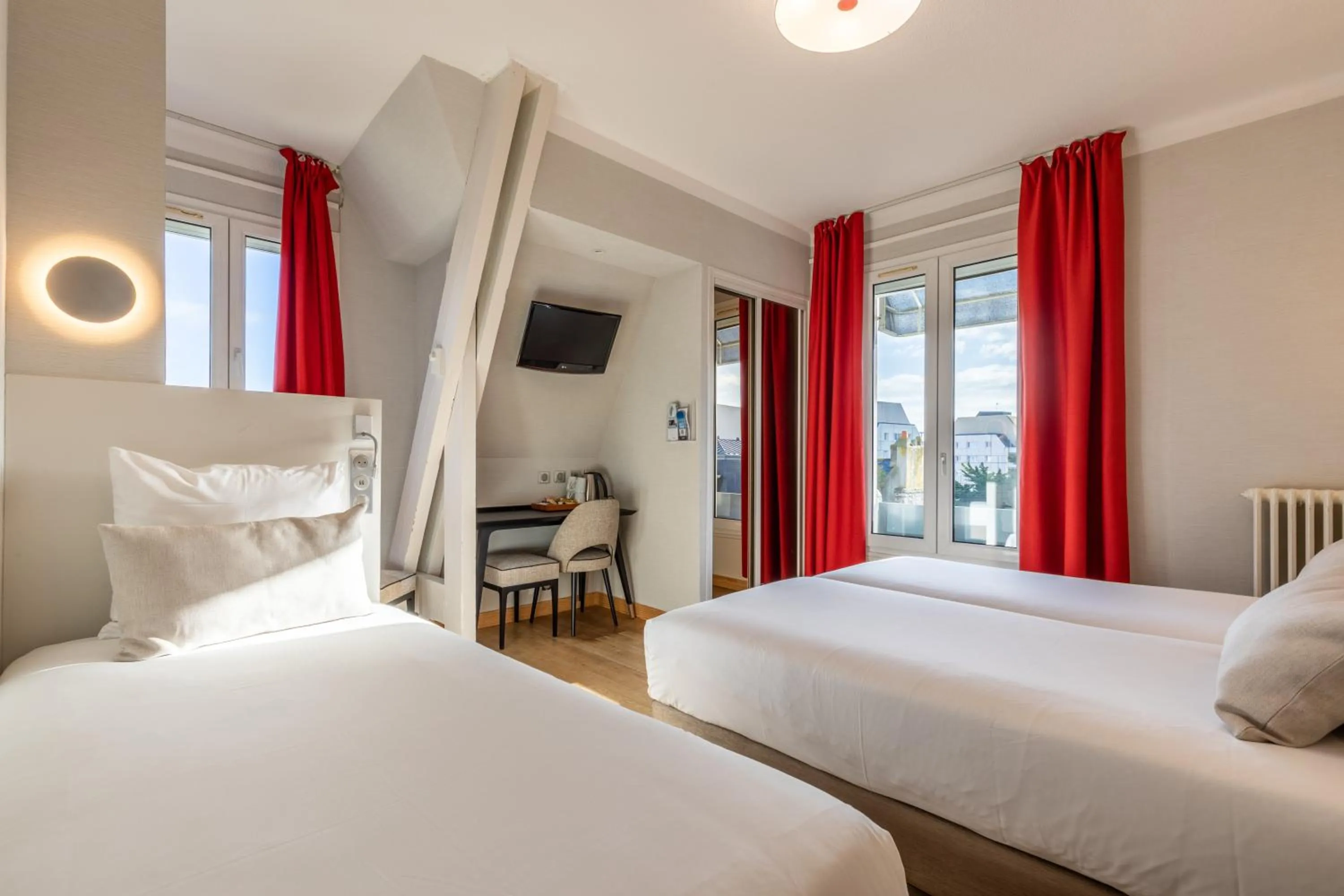 Bed in Hotel Kyriad Saint Malo Centre Plage