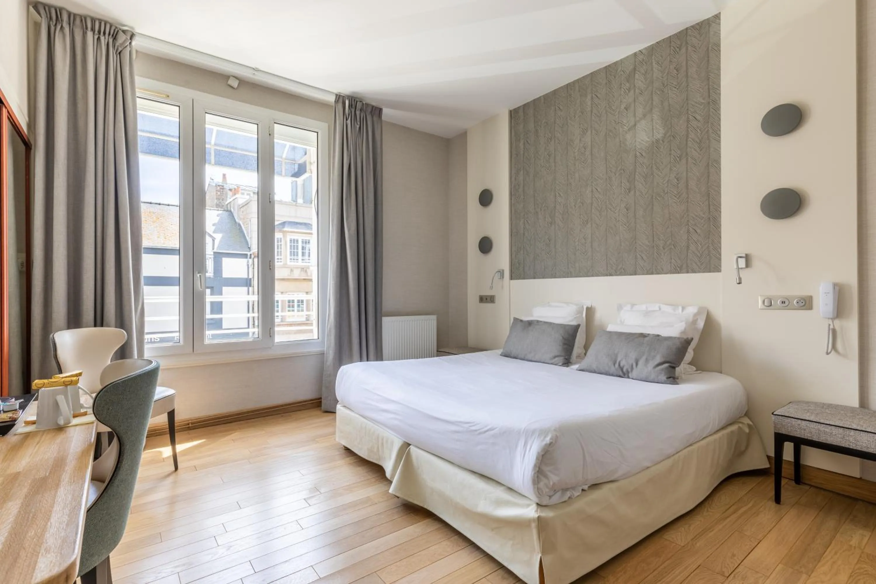 View (from property/room), Bed in Hotel Kyriad Saint Malo Centre Plage