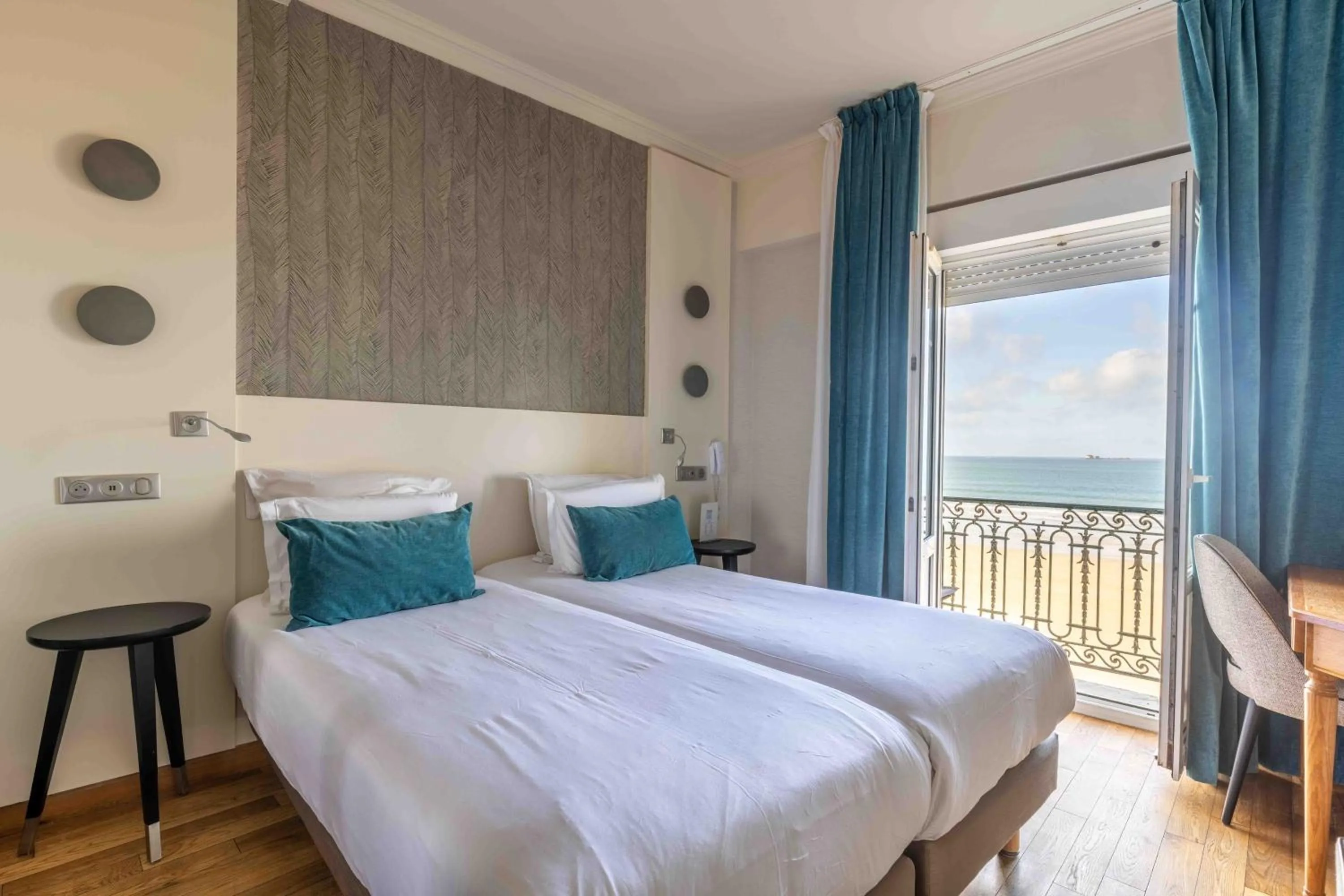 Photo of the whole room, Bed in Hotel Kyriad Saint Malo Centre Plage