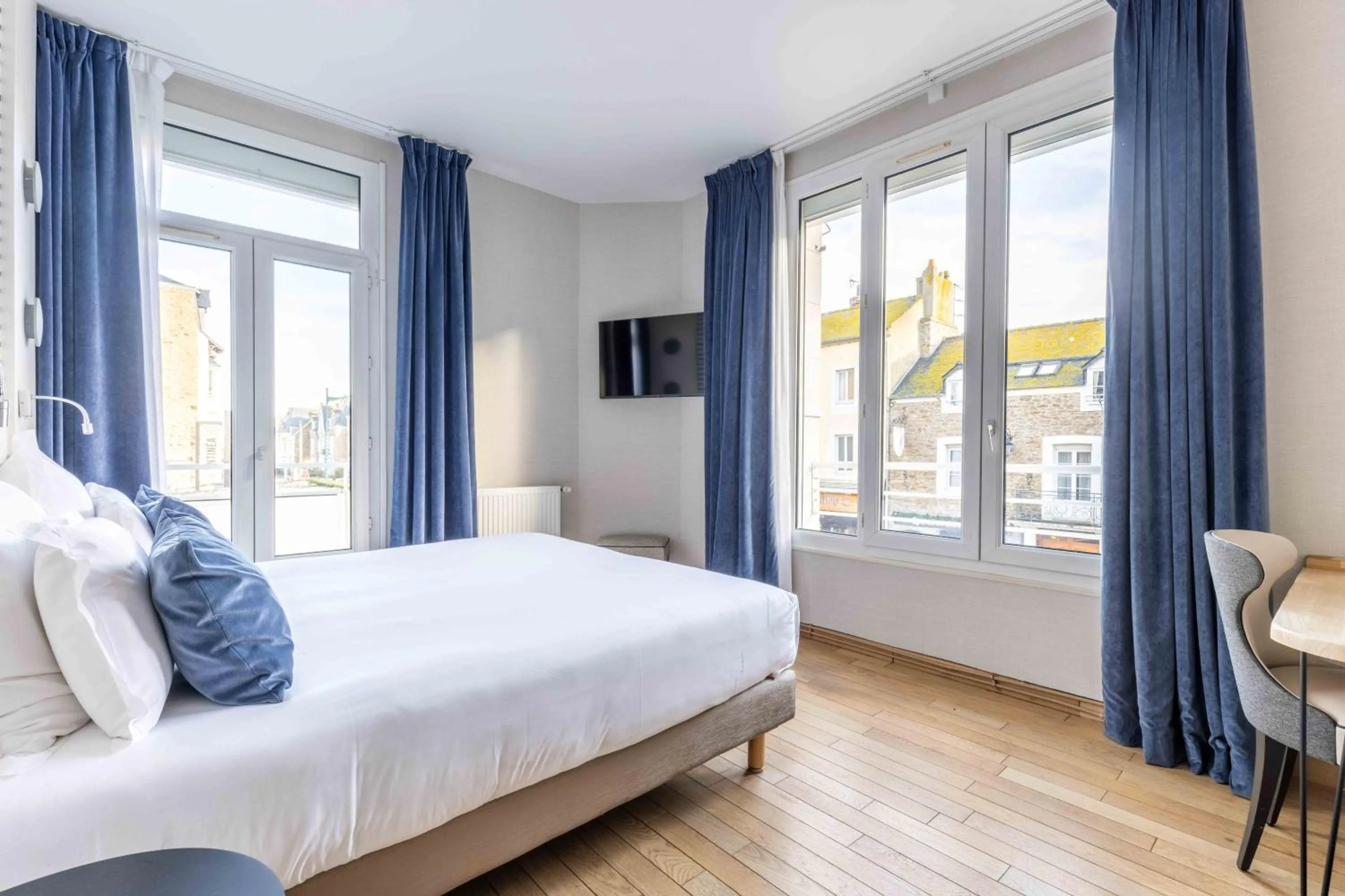 Photo of the whole room, Bed in Hotel Kyriad Saint Malo Centre Plage