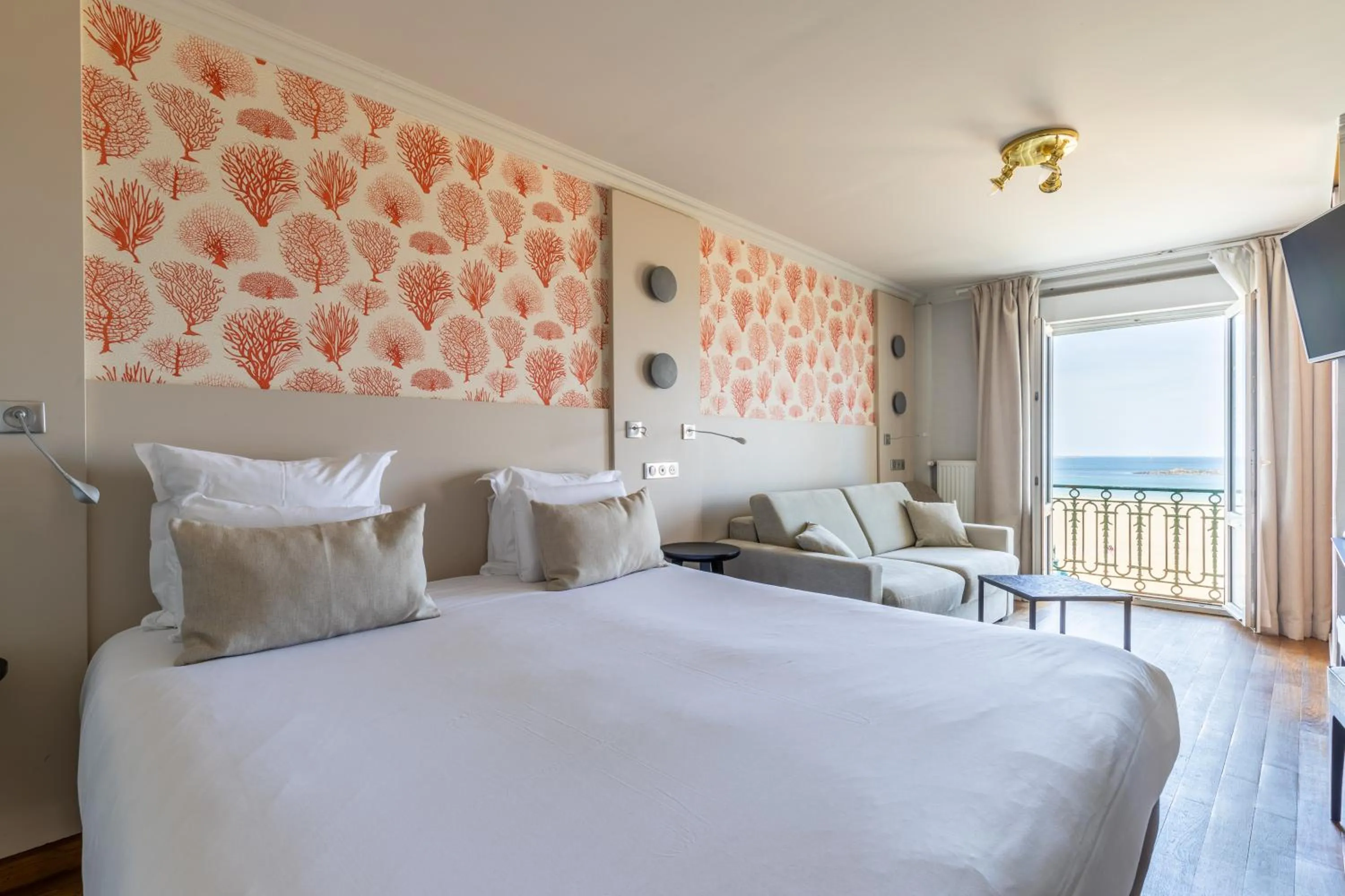 Photo of the whole room, Bed in Hotel Kyriad Saint Malo Centre Plage