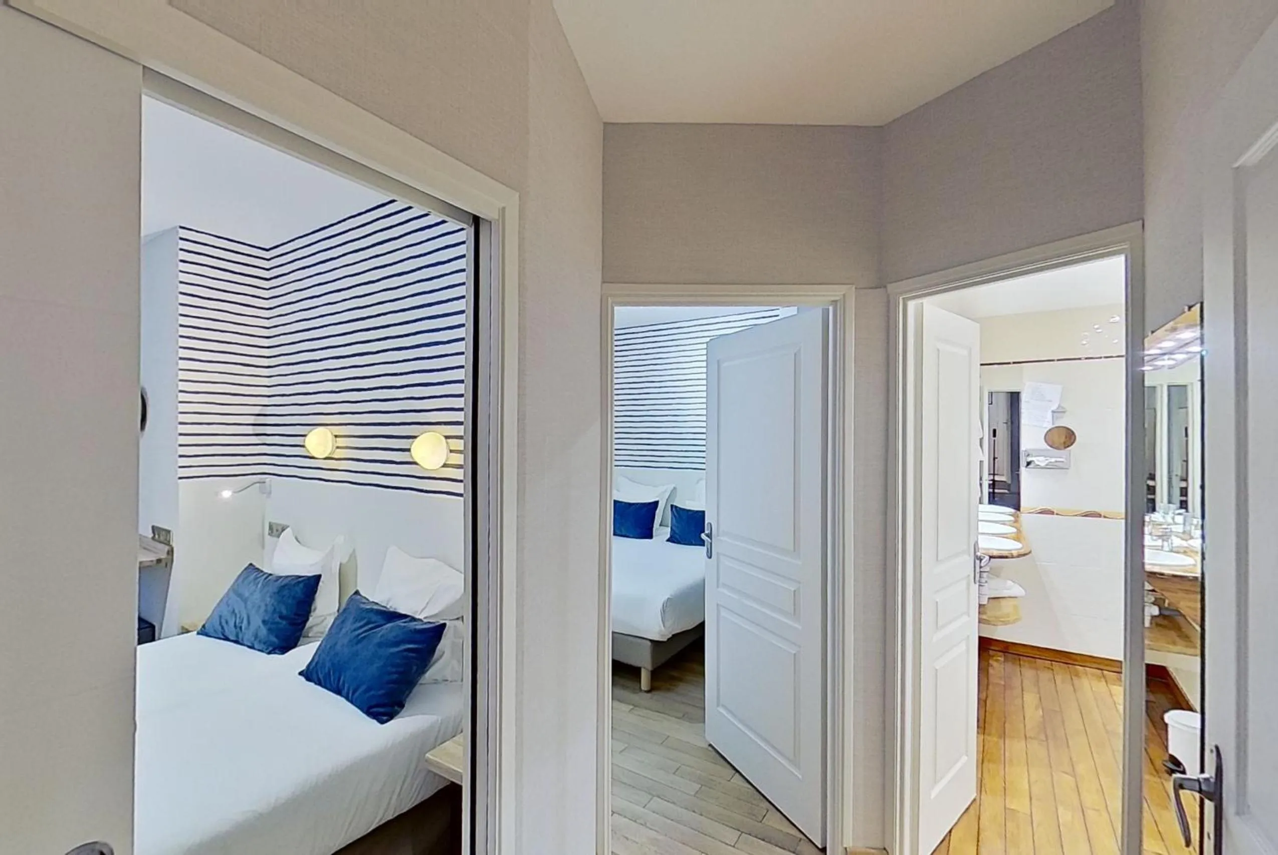 Photo of the whole room, Bed in Hotel Kyriad Saint Malo Centre Plage