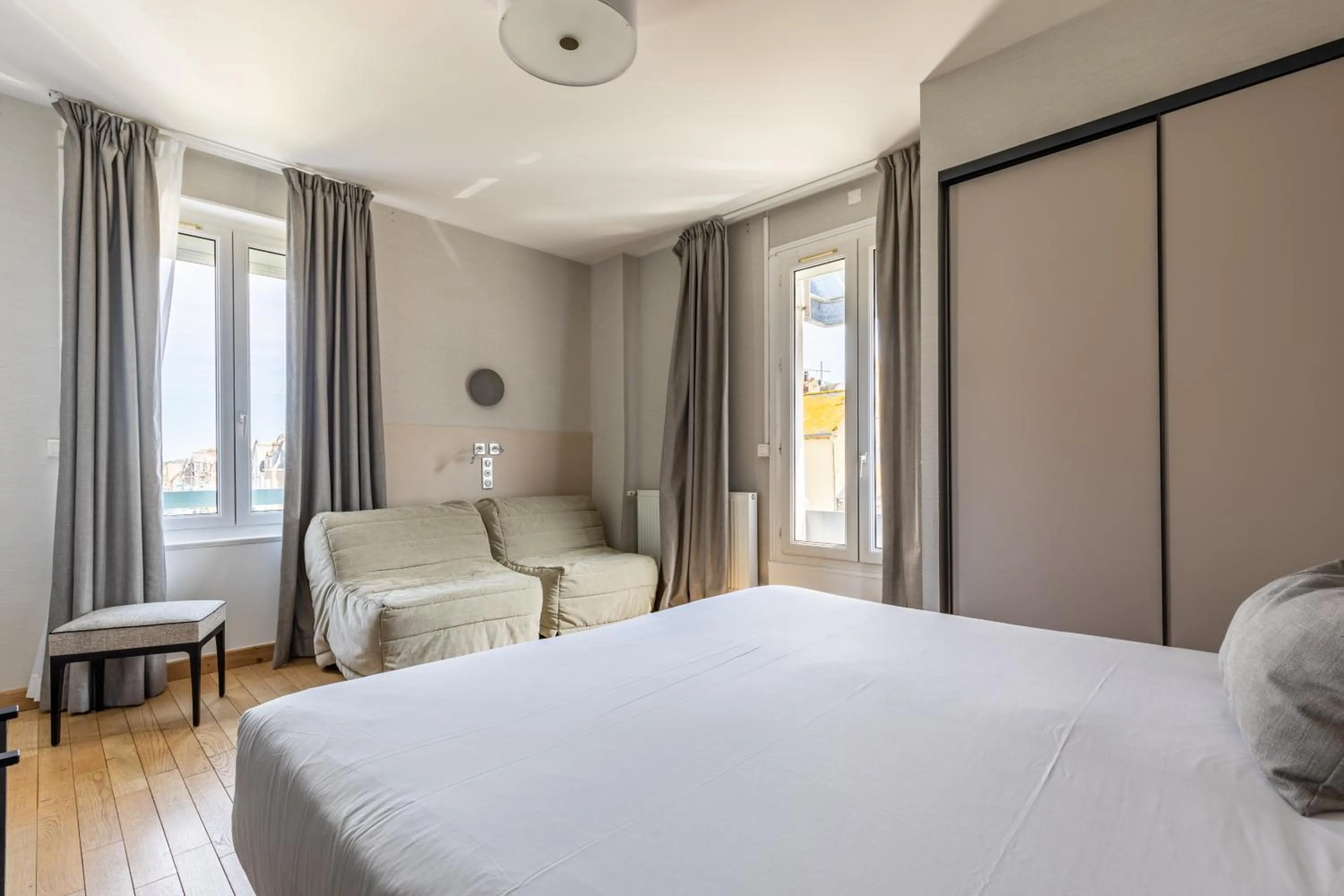 Bed in Hotel Kyriad Saint Malo Centre Plage
