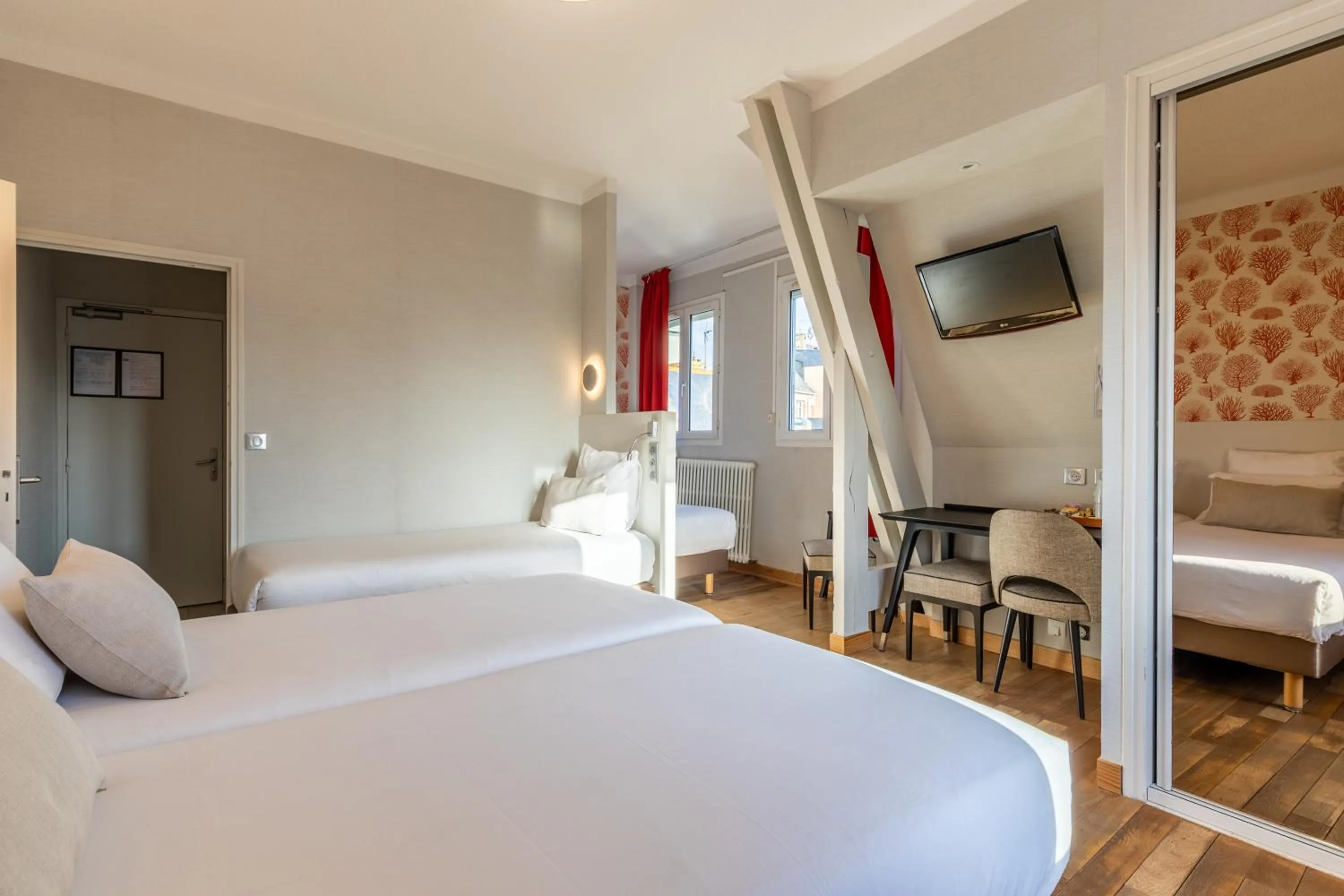 Bed in Hotel Kyriad Saint Malo Centre Plage