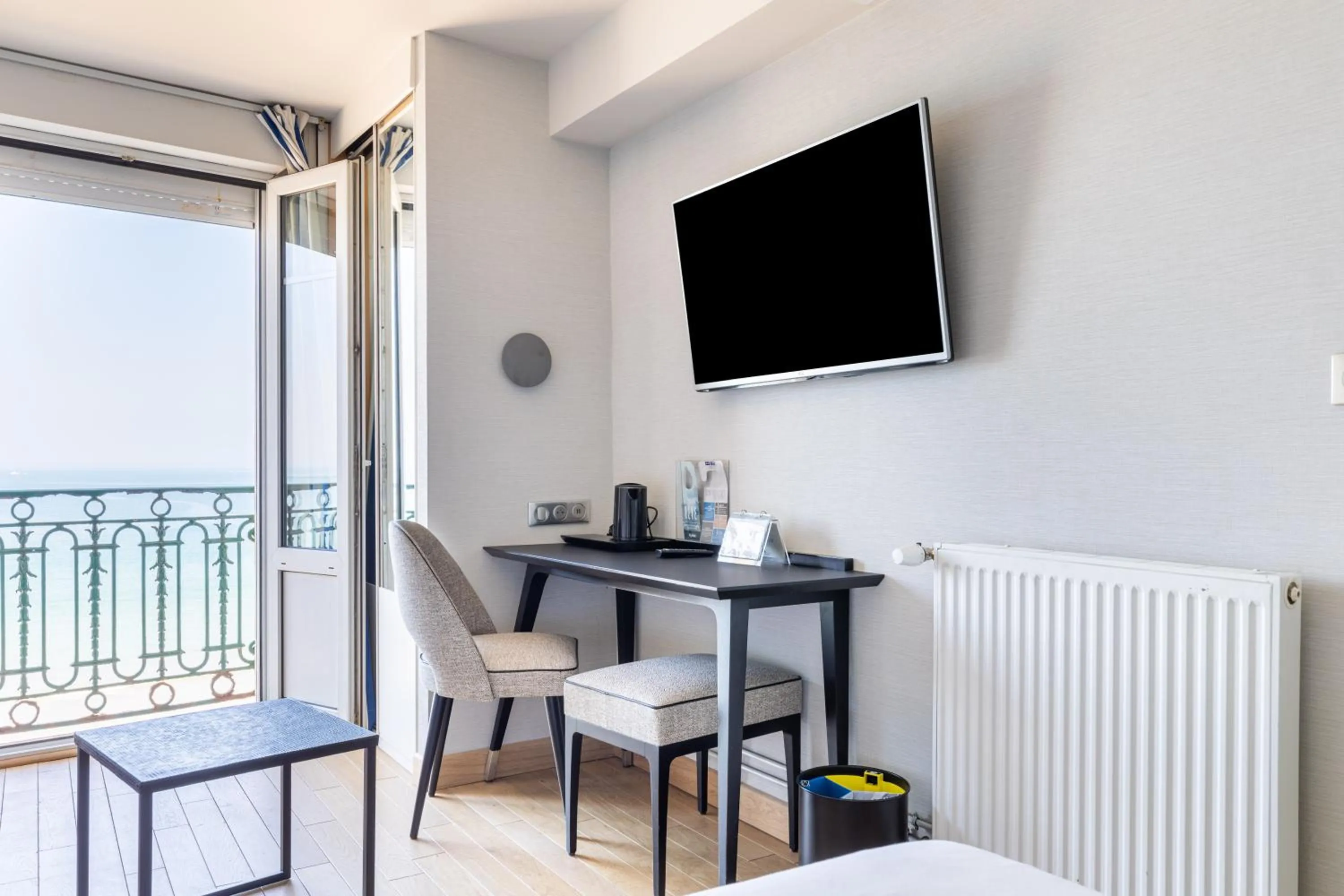 TV and multimedia in Hotel Kyriad Saint Malo Centre Plage