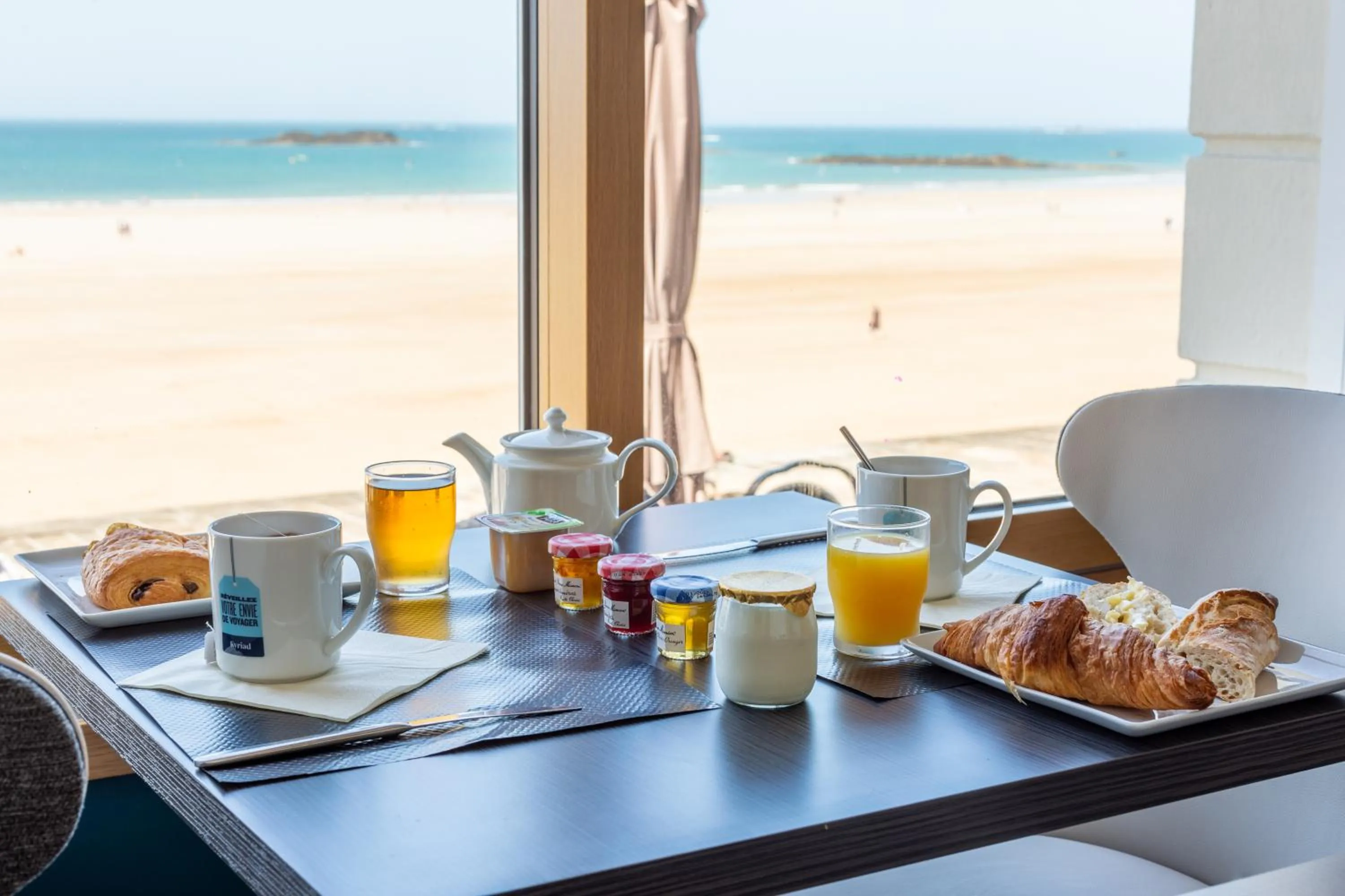 Food and drinks in Hotel Kyriad Saint Malo Centre Plage