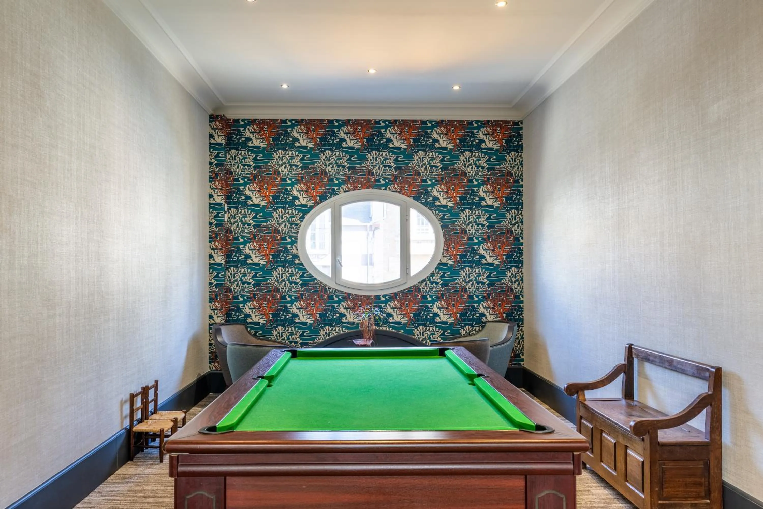 Billiard in Hotel Kyriad Saint Malo Centre Plage