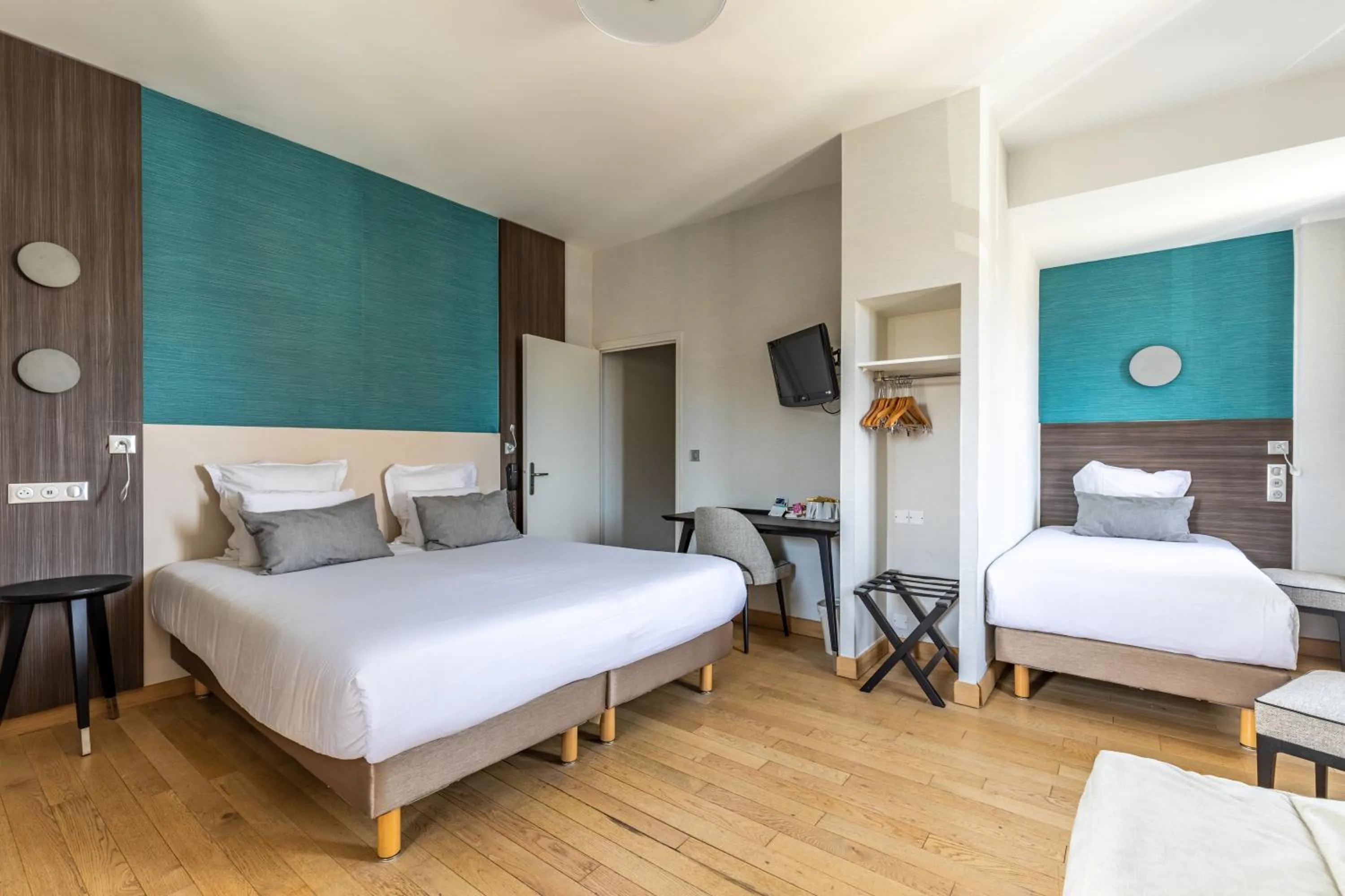 Photo of the whole room, Bed in Hotel Kyriad Saint Malo Centre Plage