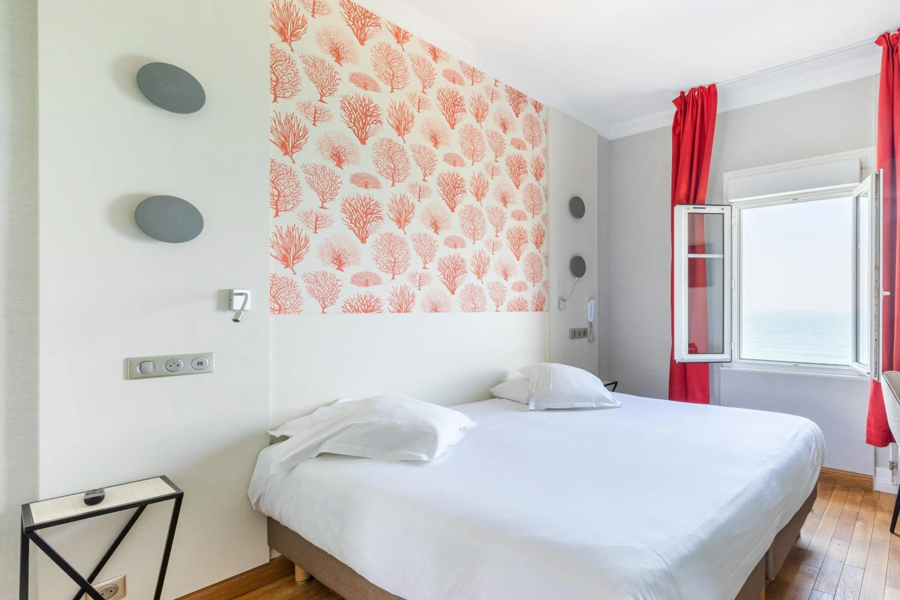 Photo of the whole room, Bed in Hotel Kyriad Saint Malo Centre Plage