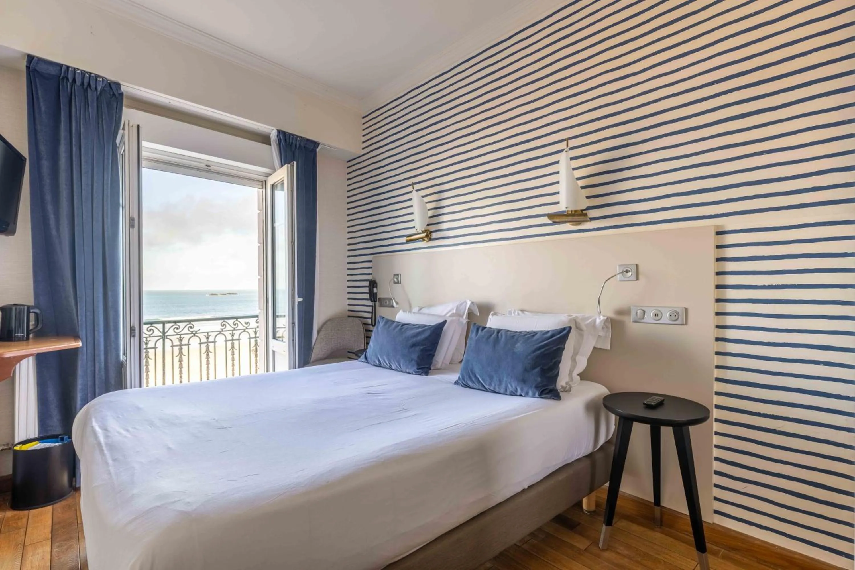 Photo of the whole room, Bed in Hotel Kyriad Saint Malo Centre Plage