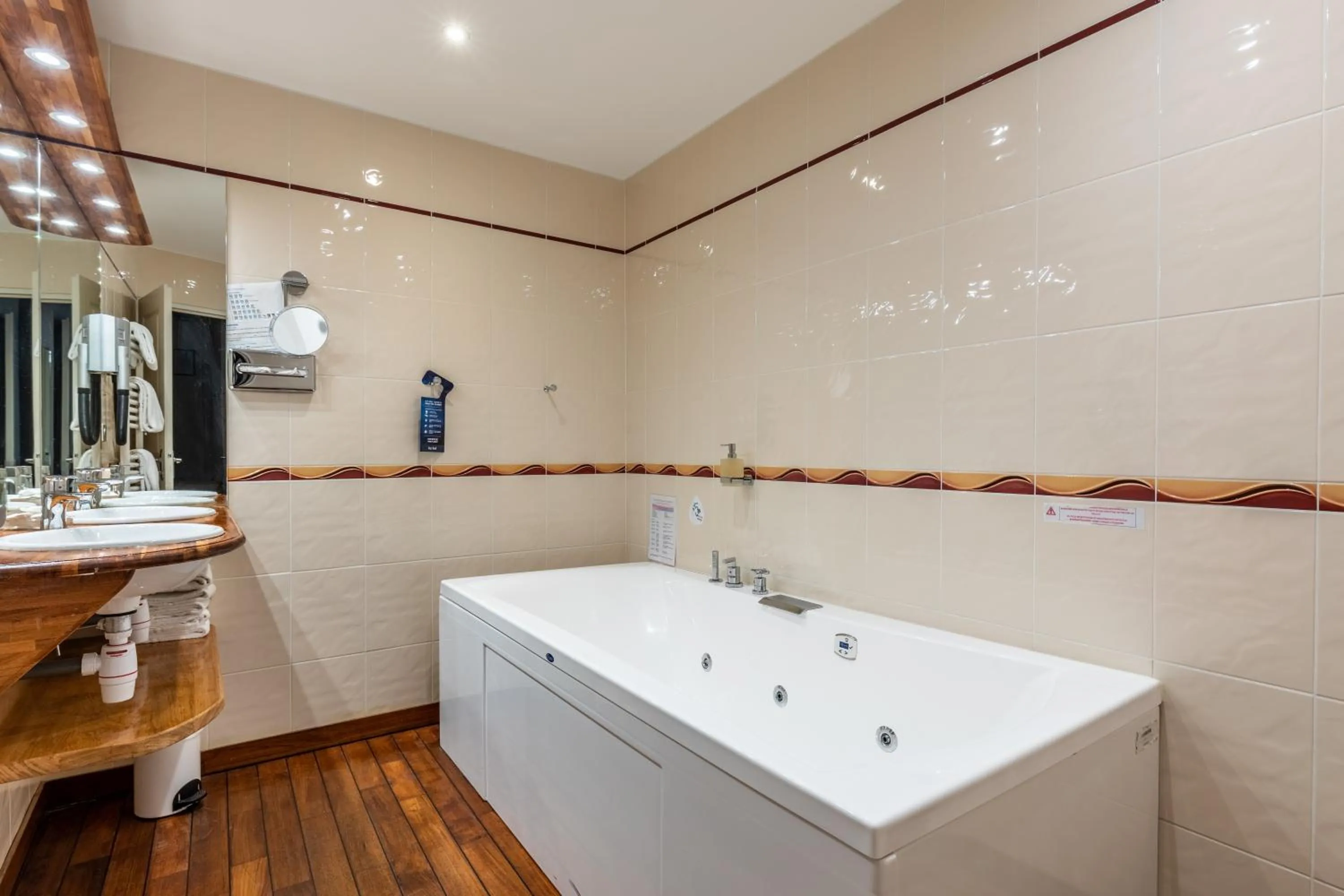 Bath in Hotel Kyriad Saint Malo Centre Plage