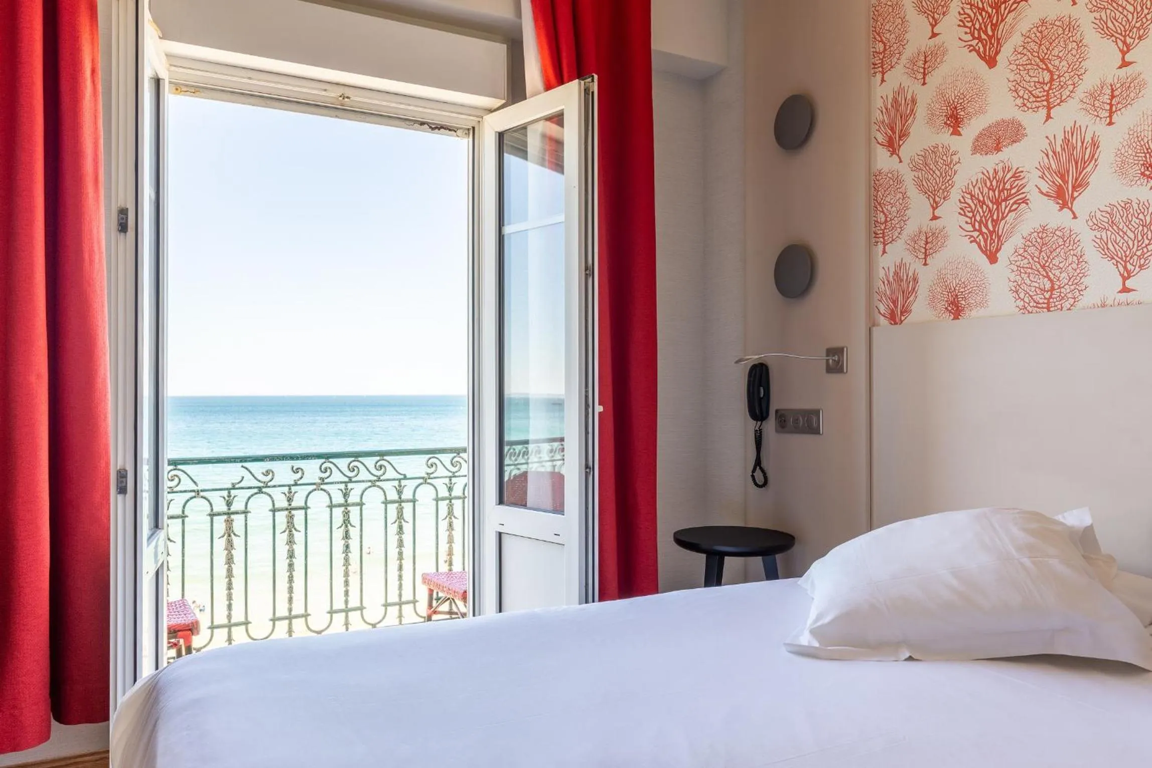 Photo of the whole room, Bed in Hotel Kyriad Saint Malo Centre Plage