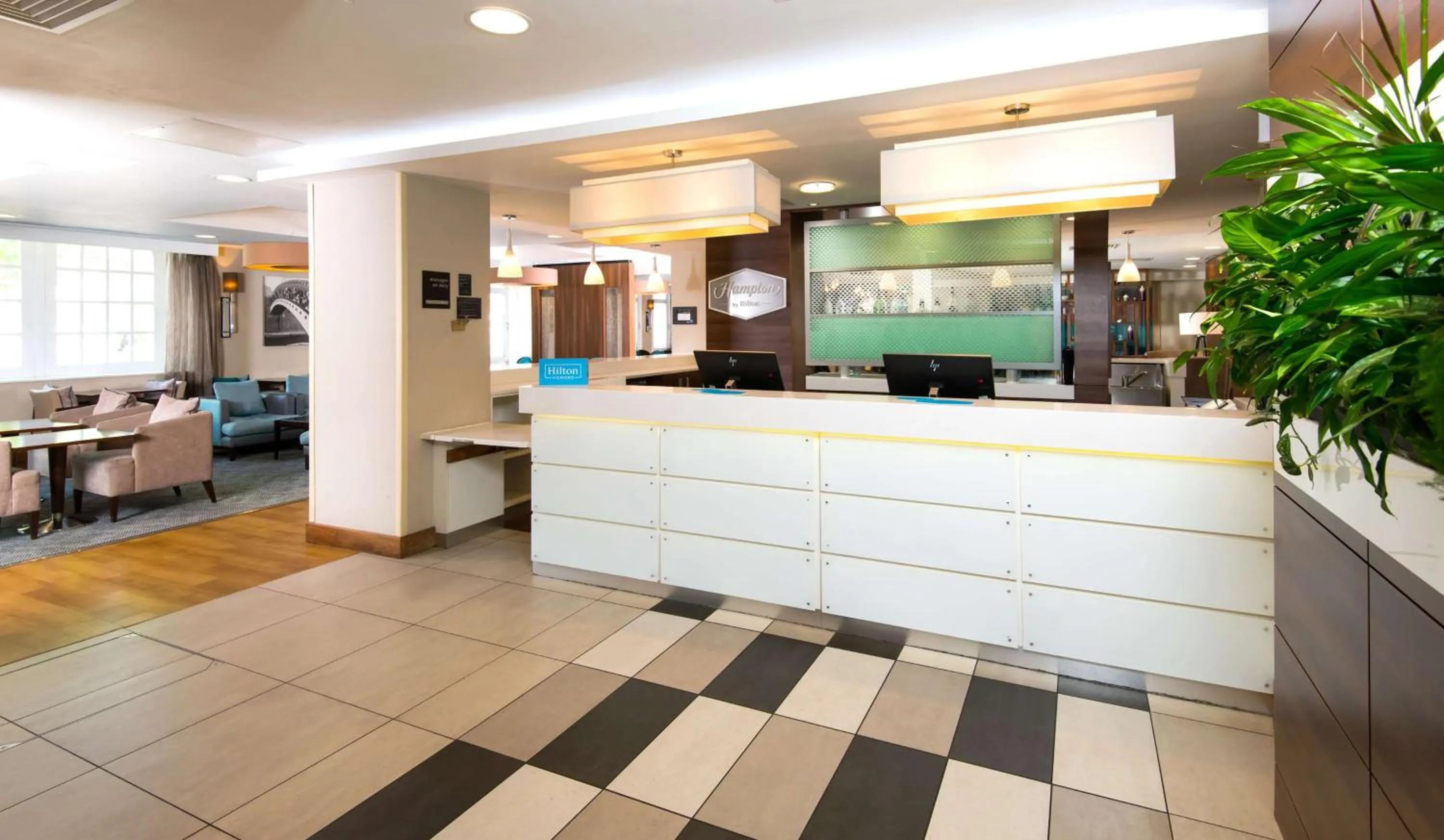 Lobby or reception in Hampton by Hilton Birmingham Jewellery Quarter