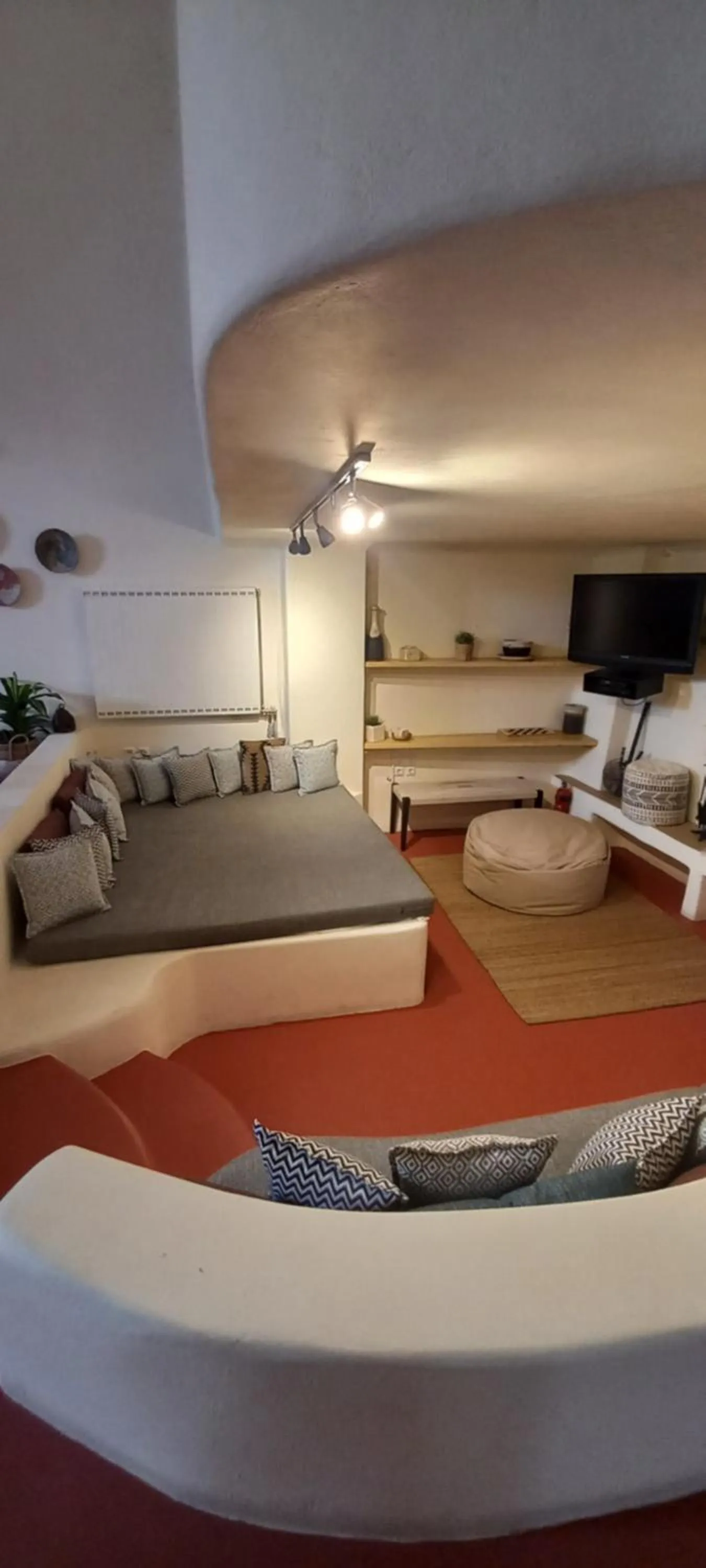 Communal lounge/ TV room, Bed in Villa Kisiris