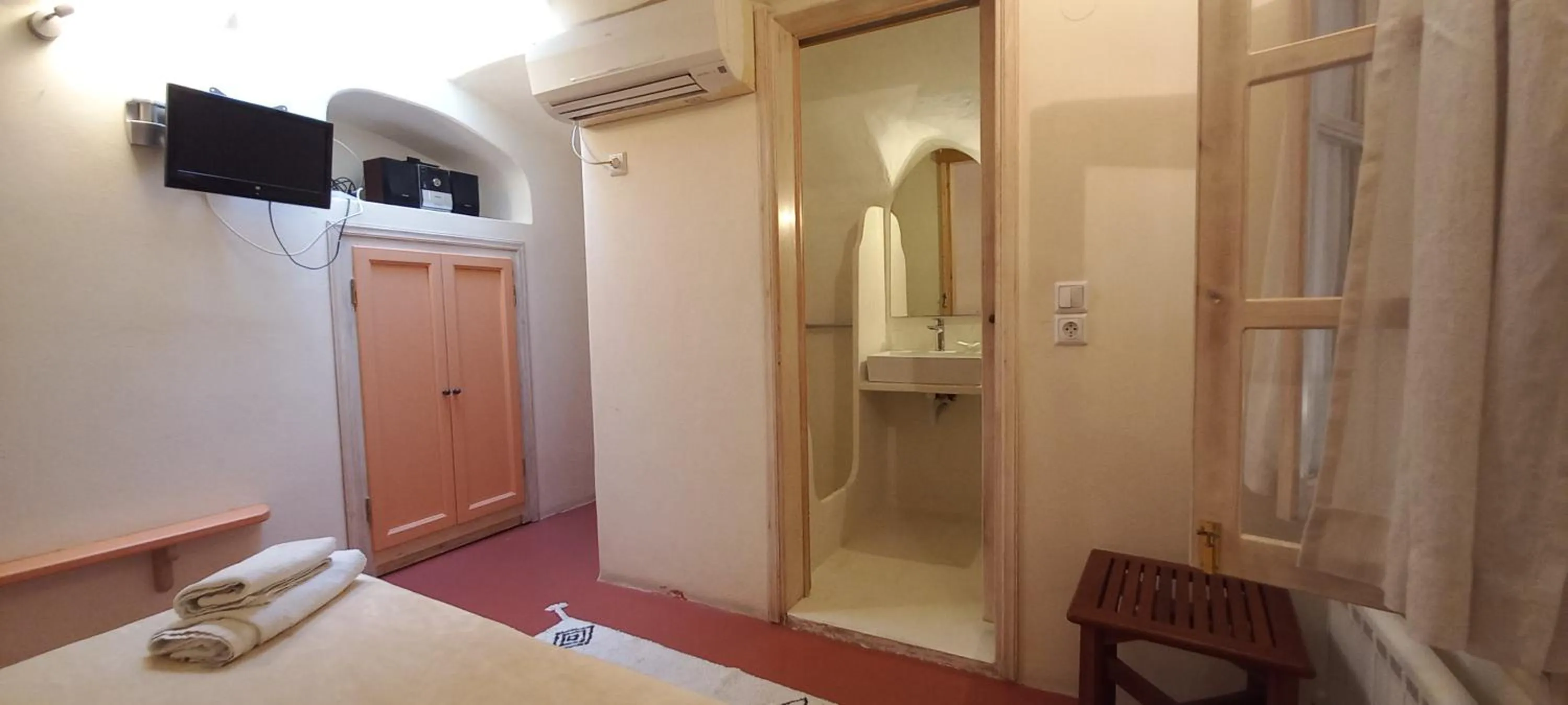 Bathroom, Bed in Villa Kisiris