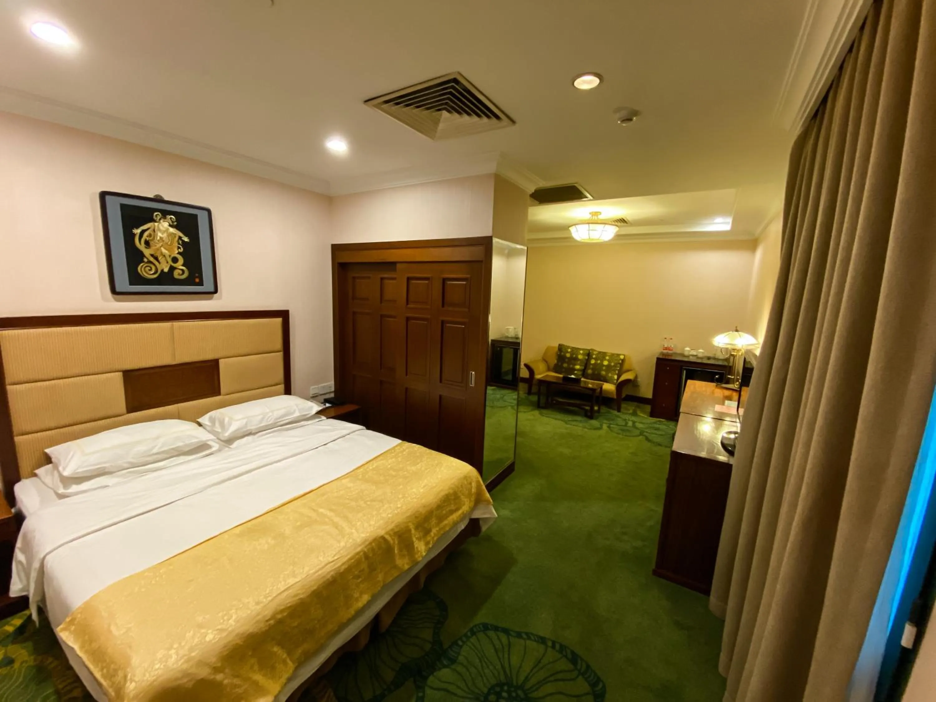 Photo of the whole room, Bed in Jade Garden Hotel
