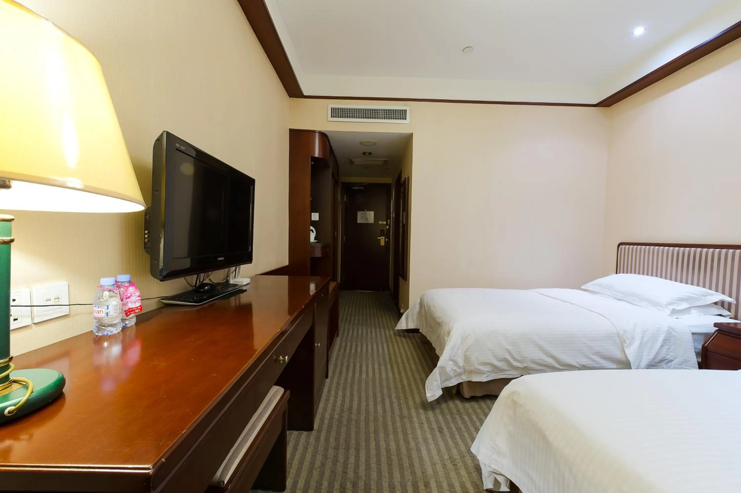 Photo of the whole room, Bed in Jade Garden Hotel