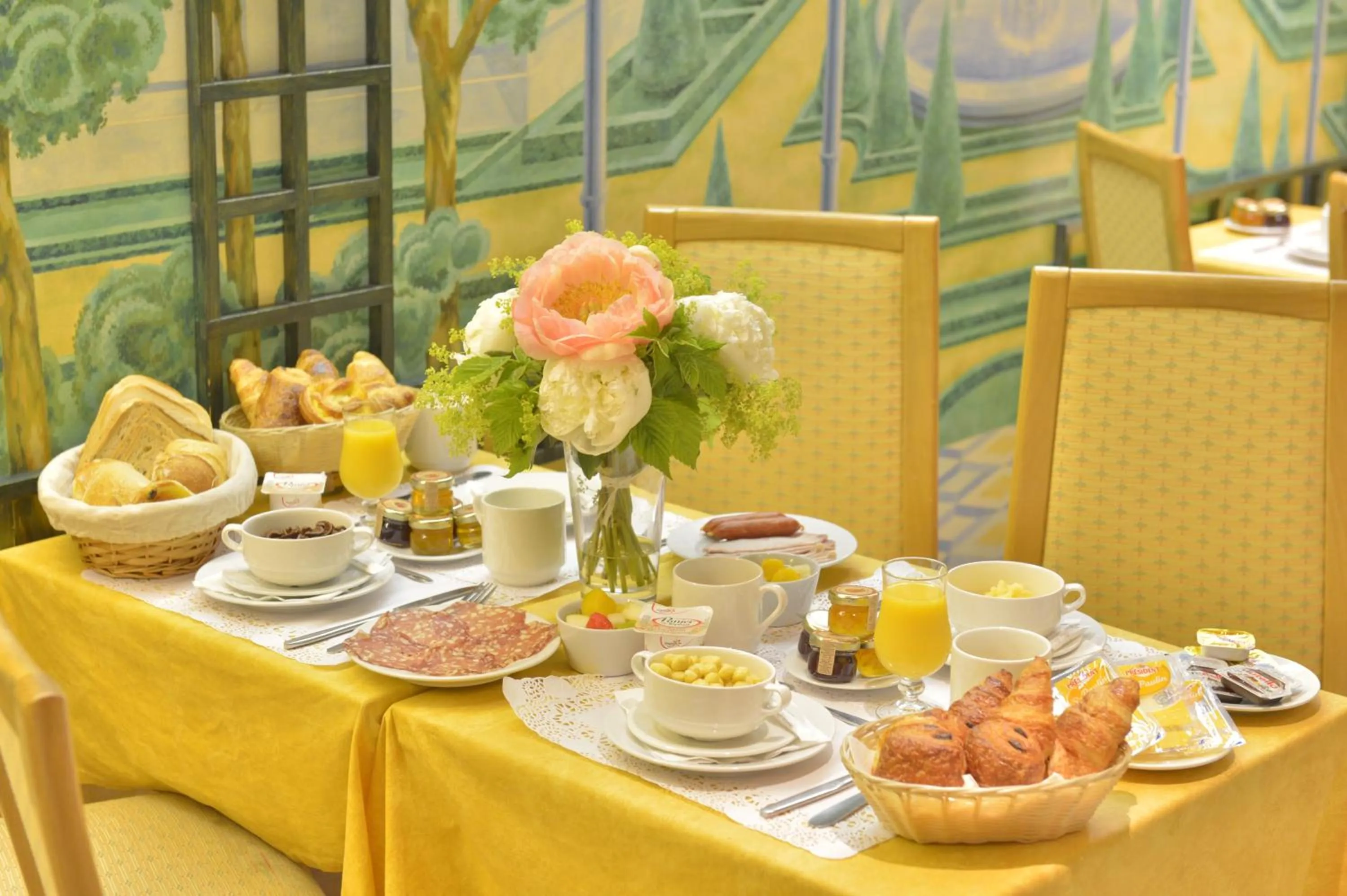 Restaurant/places to eat in Hôtel Renoir Montparnasse