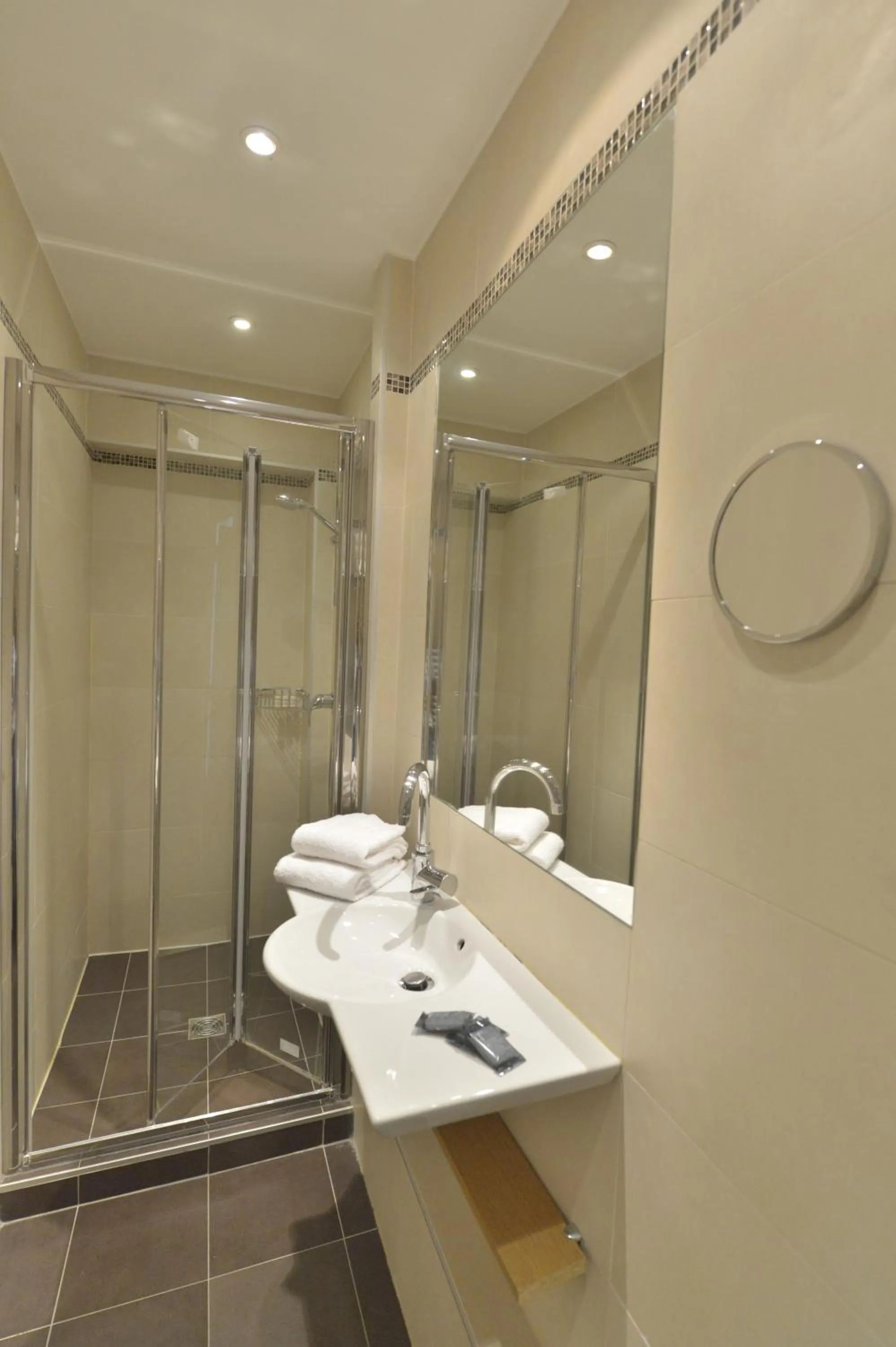 Bathroom in Hôtel Renoir Montparnasse