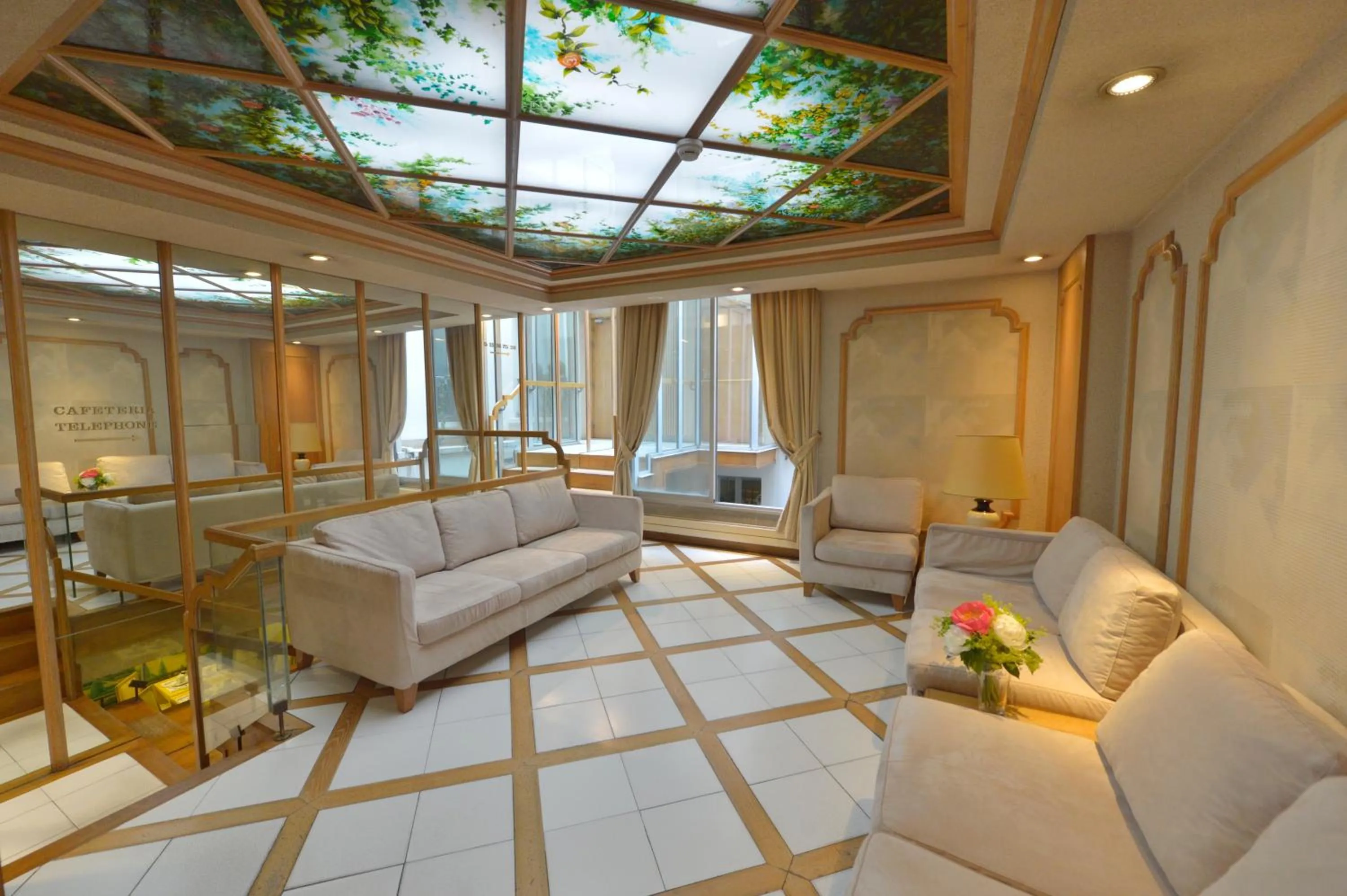 Lobby or reception in Hôtel Renoir Montparnasse