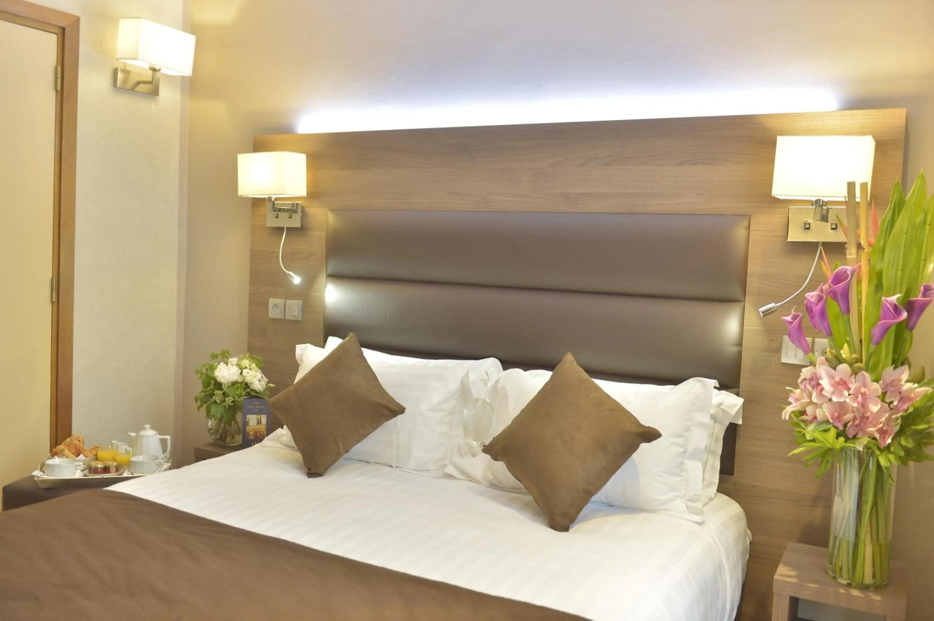 Bed in Hôtel Renoir Montparnasse