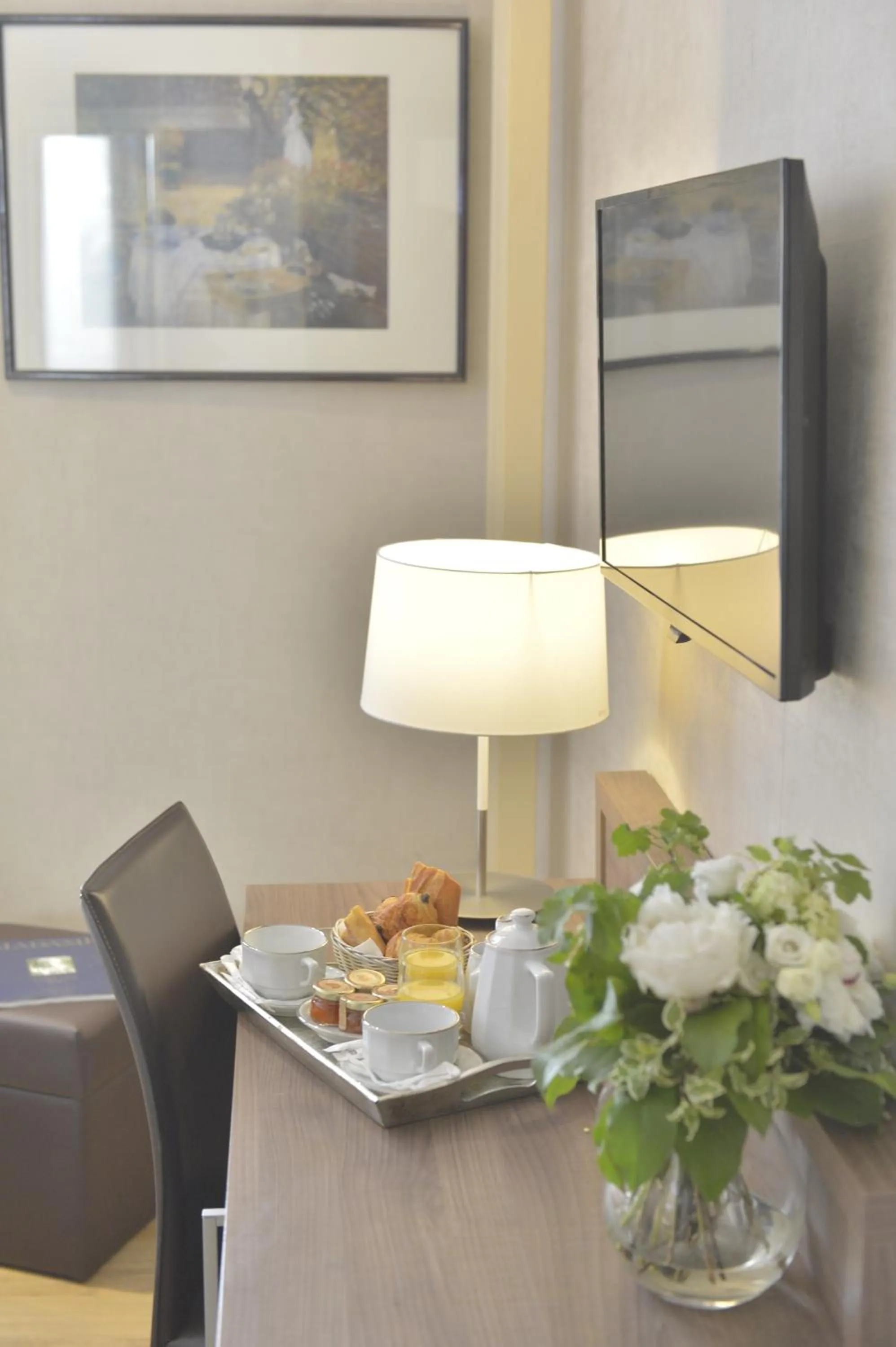 TV and multimedia in Hôtel Renoir Montparnasse