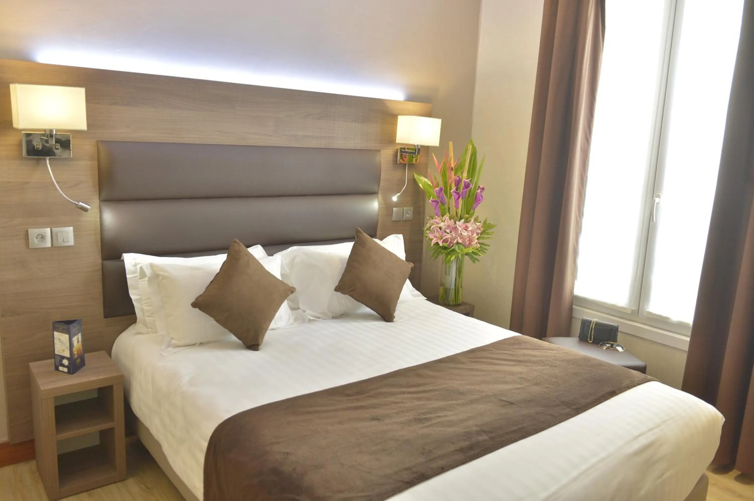 Bed in Hôtel Renoir Montparnasse