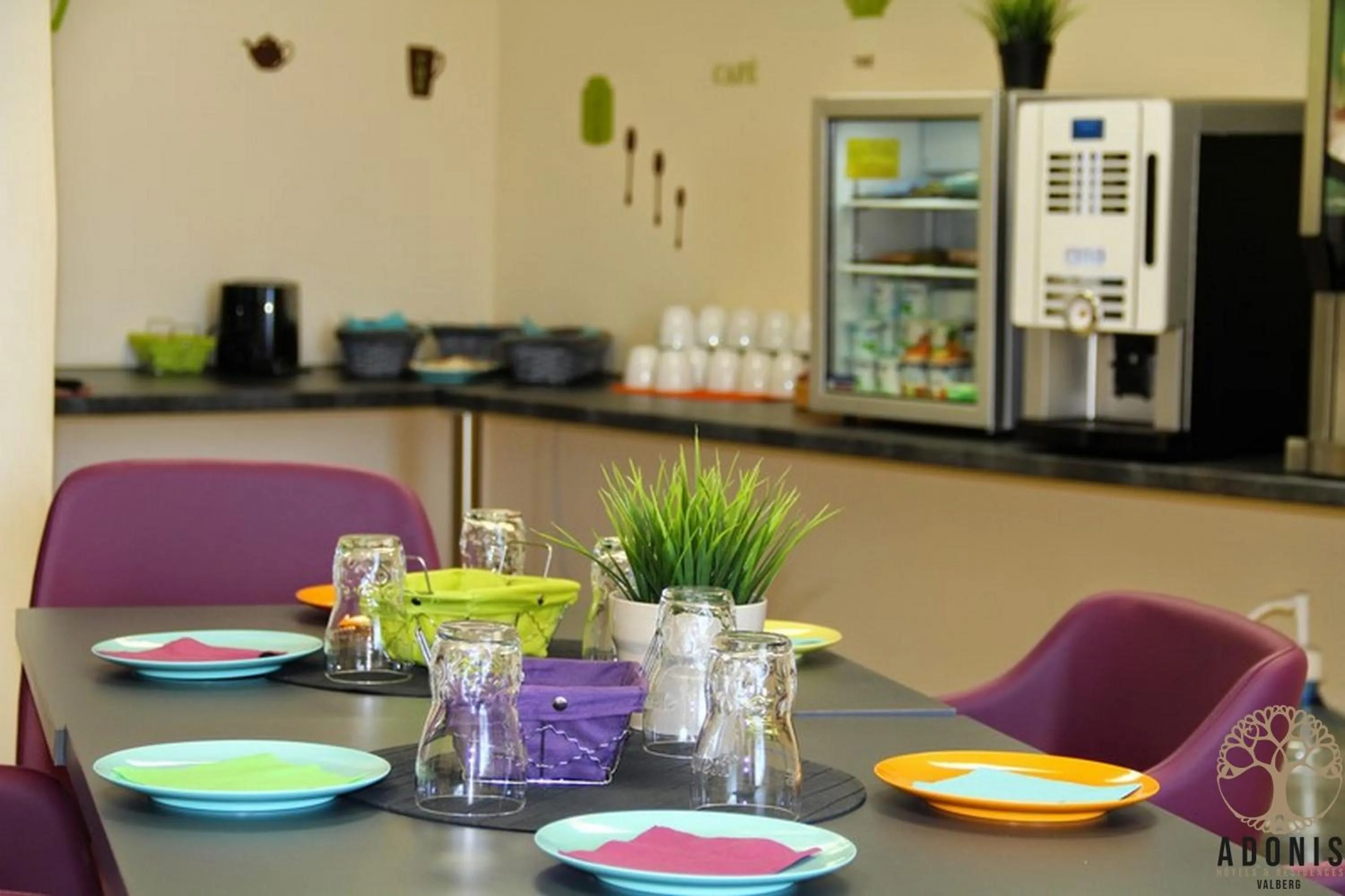 Food and drinks in Adonis Valberg