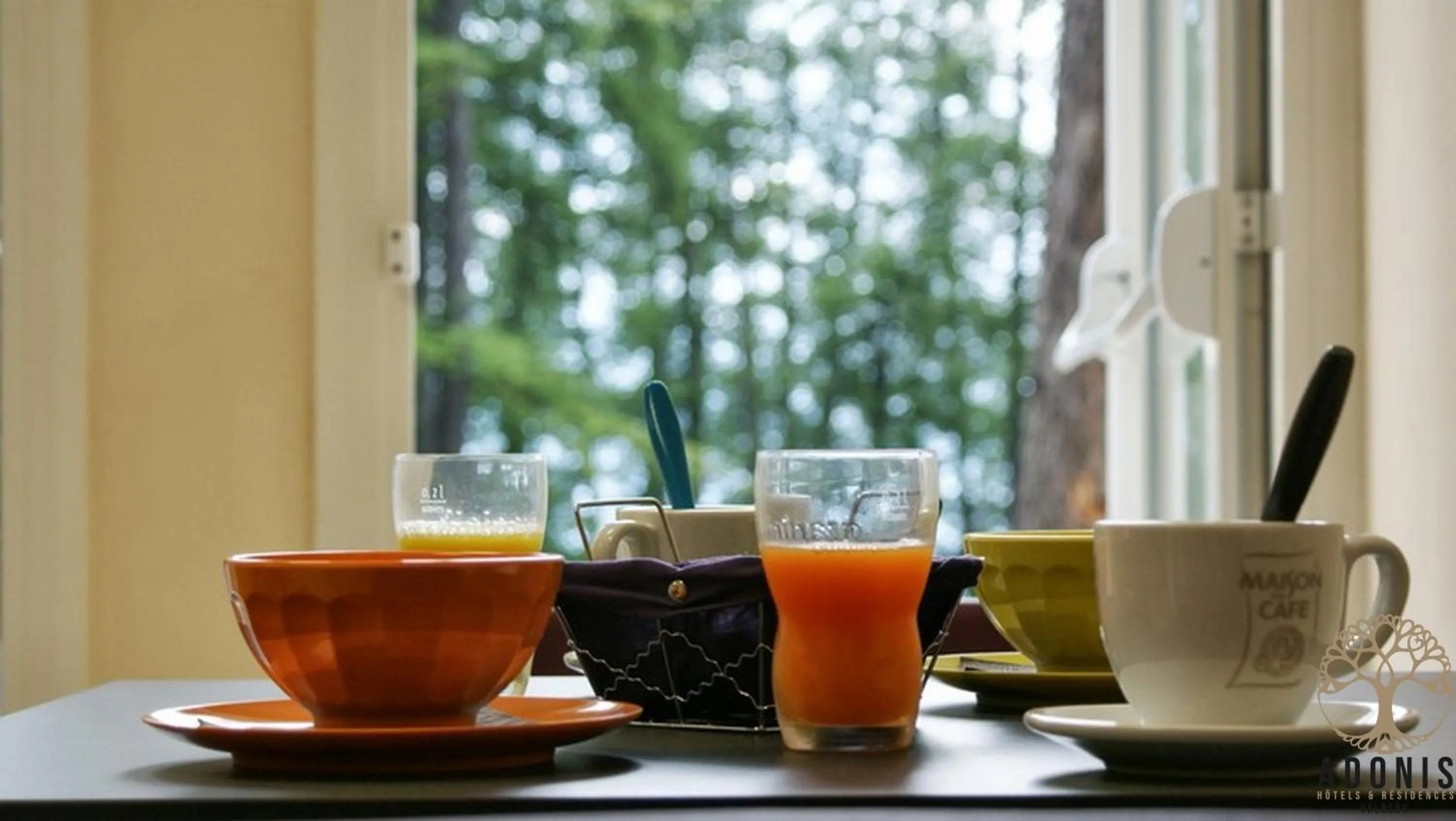 Food and drinks in Adonis Valberg