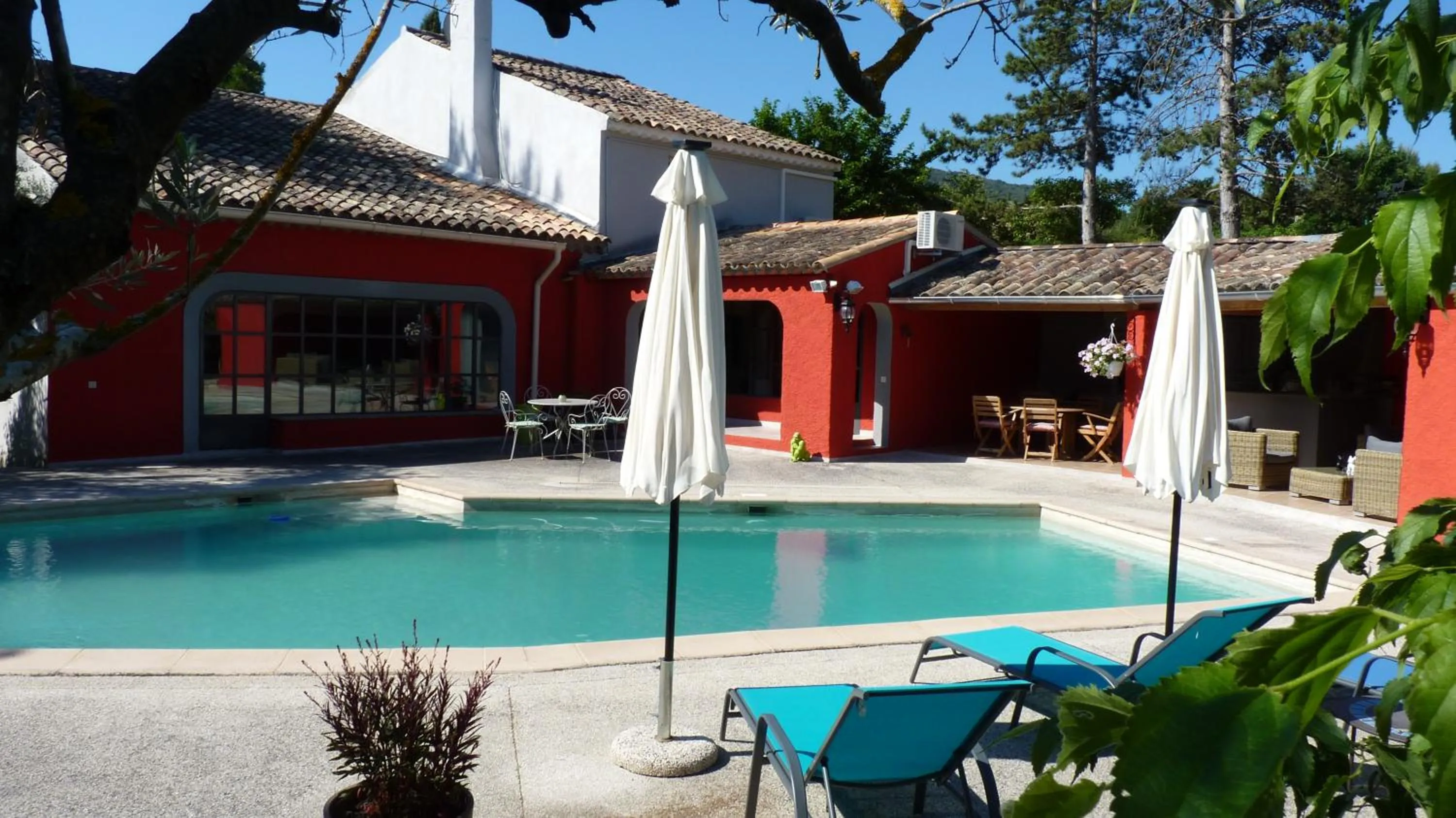 Pool view in Le mas de la diligence