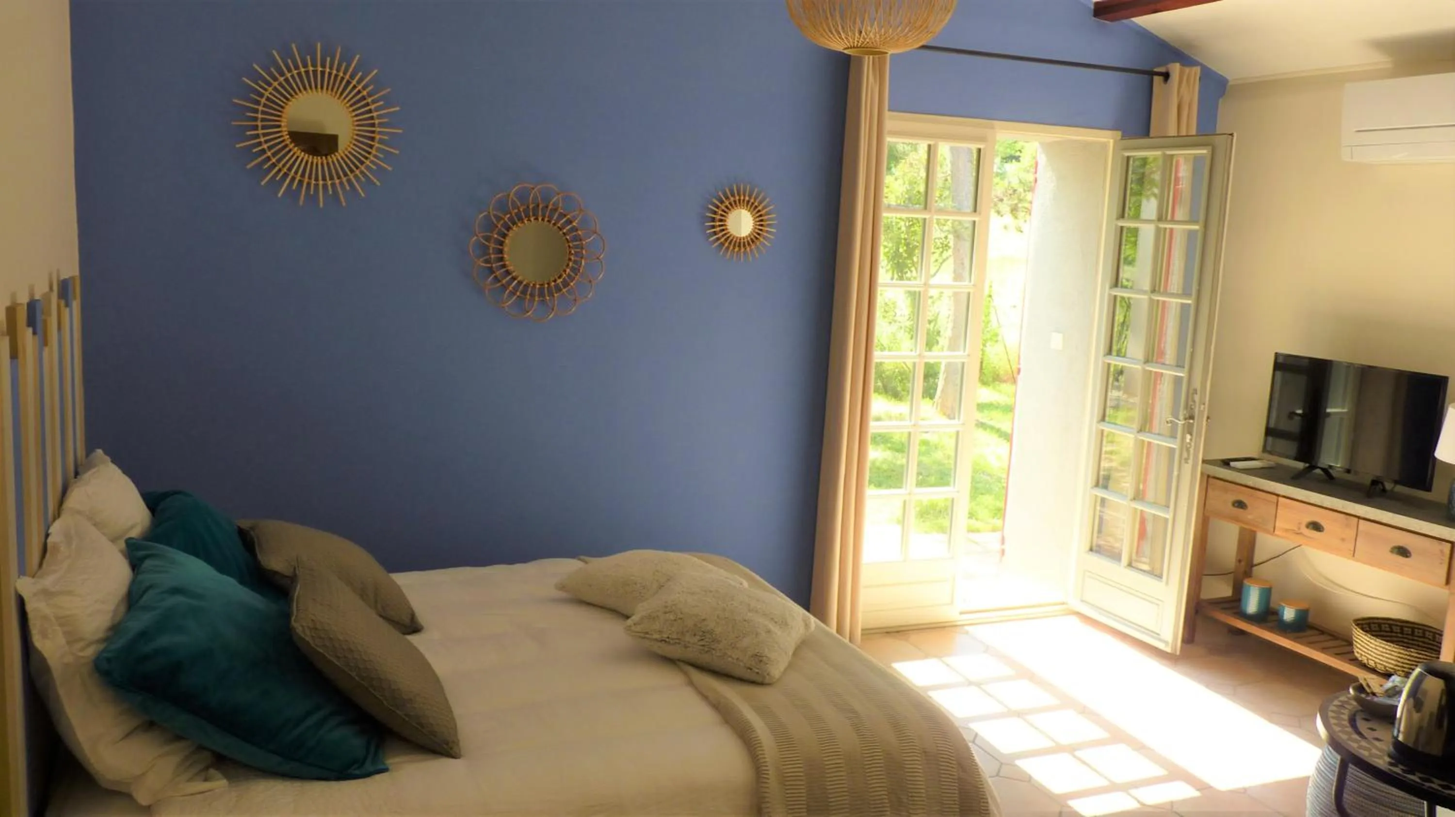 TV and multimedia, Bed in Le mas de la diligence